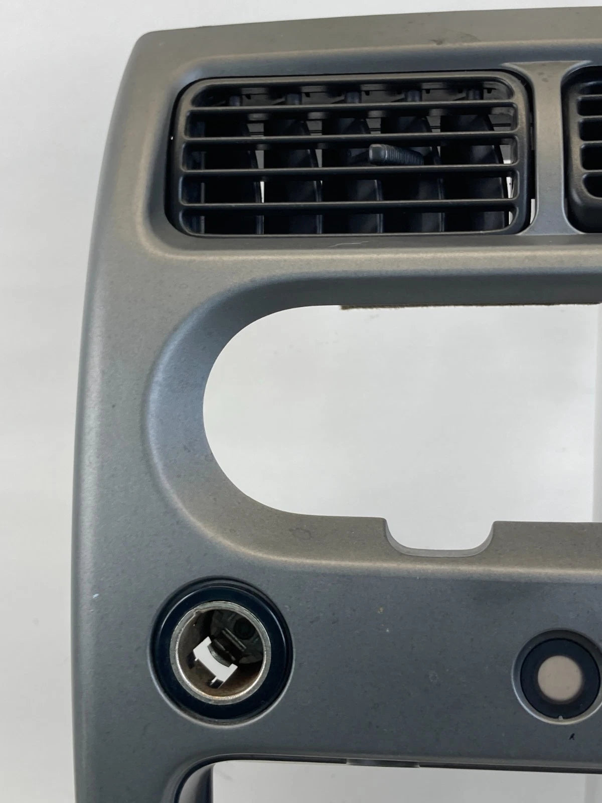 2003 2004 NISSAN XTERRA SE RADIO BEZEL CLIMATE TRIM A/C VENTS 68260-7Z900 OEM