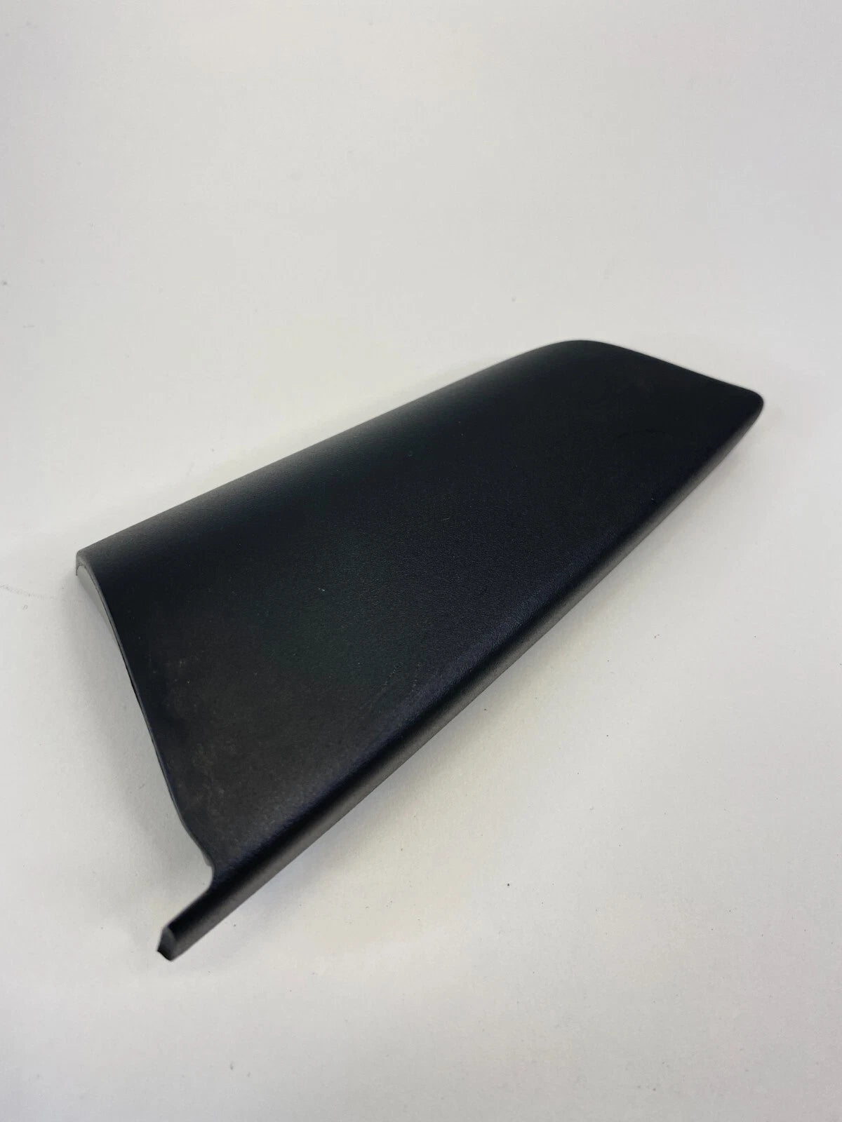 06-13 AUDI A3 FRONT RIGHT DOOR INTERIOR CORNER COVER TRIANGLE TRIM 8P4-857-506