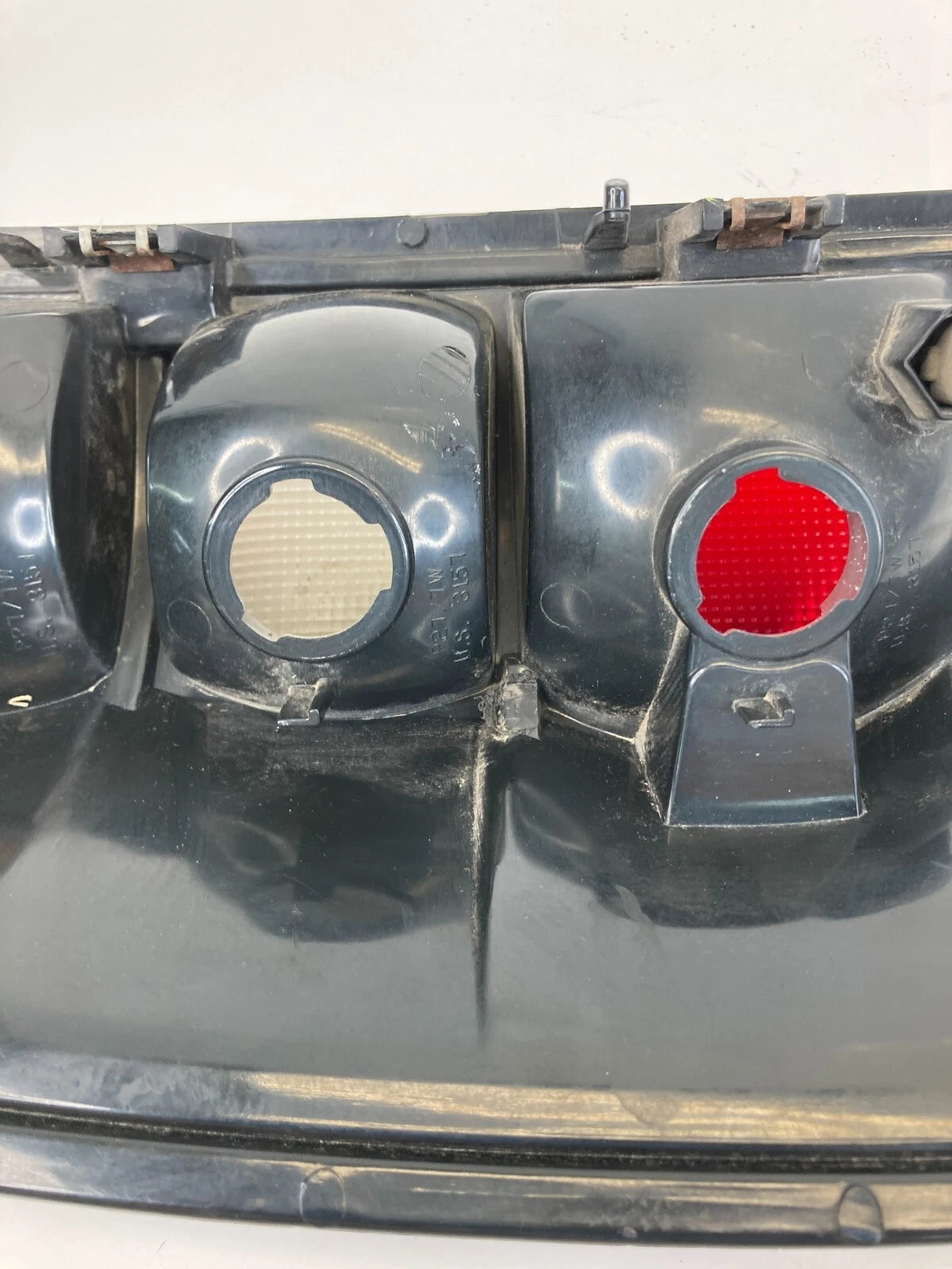 00-03 TAHOE YUKON SUBURBAN RIGHT PASSENGER TAIL LIGHT TAILLIGHT LAMP 16525376