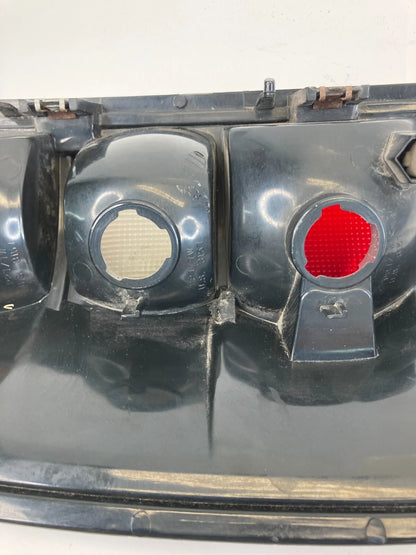 00-03 TAHOE YUKON SUBURBAN RIGHT PASSENGER TAIL LIGHT TAILLIGHT LAMP 16525376