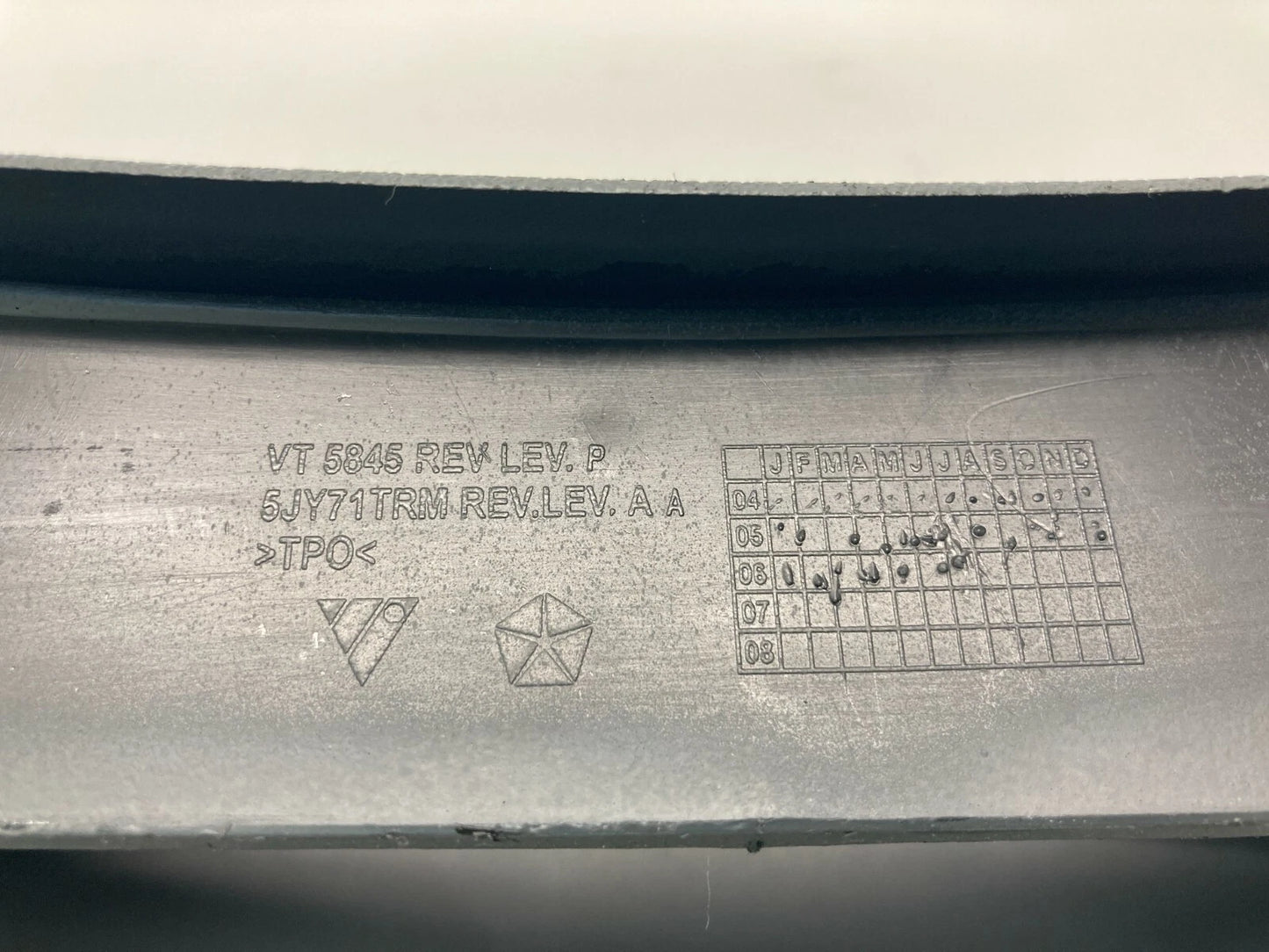 05-07 JEEP GRAND CHEROKEE SPEEDOMETER INSTRUMENT CLUSTER COVER BEZEL D05845006DY