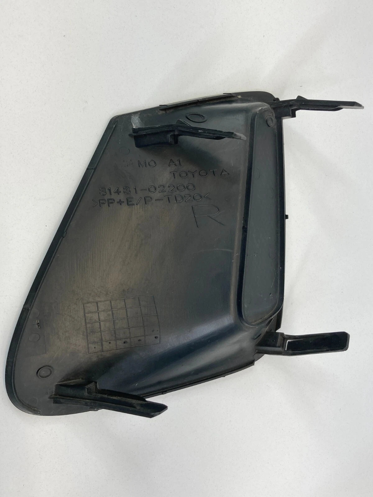 2011-2013 TOYOTA COROLLA FRONT RIGHT PASSENGER BUMPER HOLE COVER 881481-02200