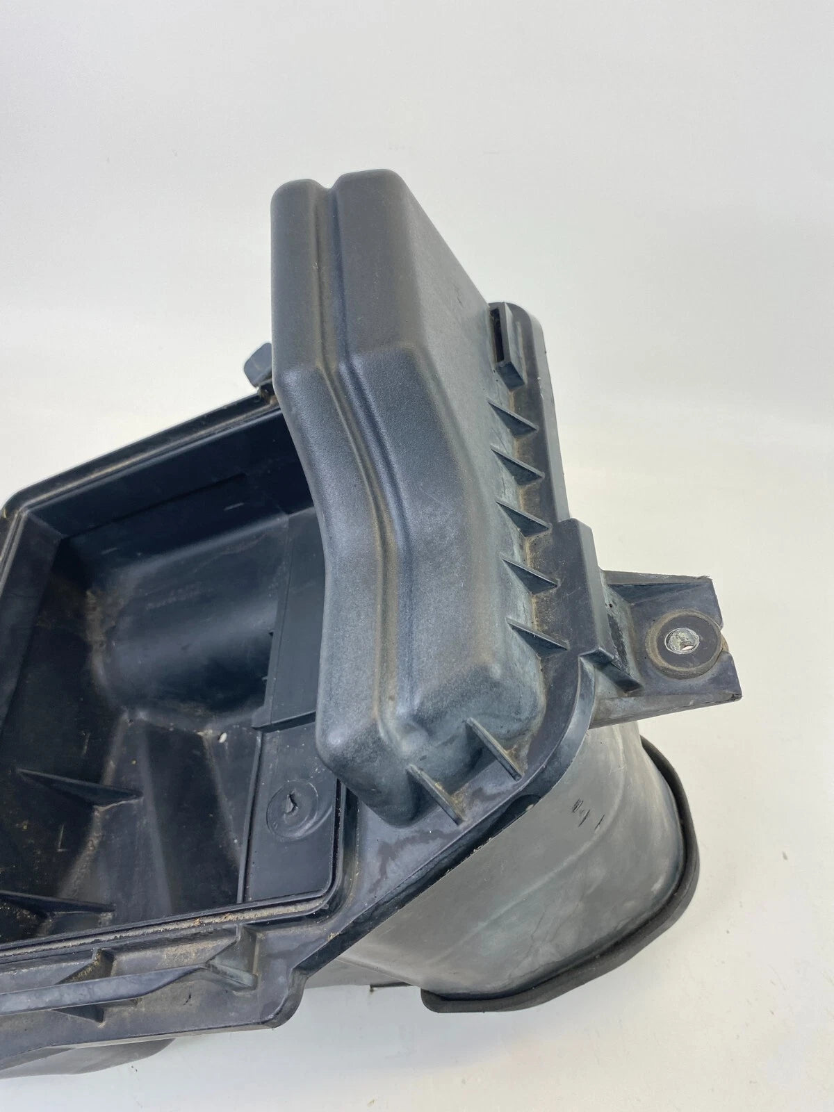 2001-2007 CHRYSLER TOWN & COUNTRY 3.3L AIR INTAKE CLEANER BOX HOUSING 04861356AC