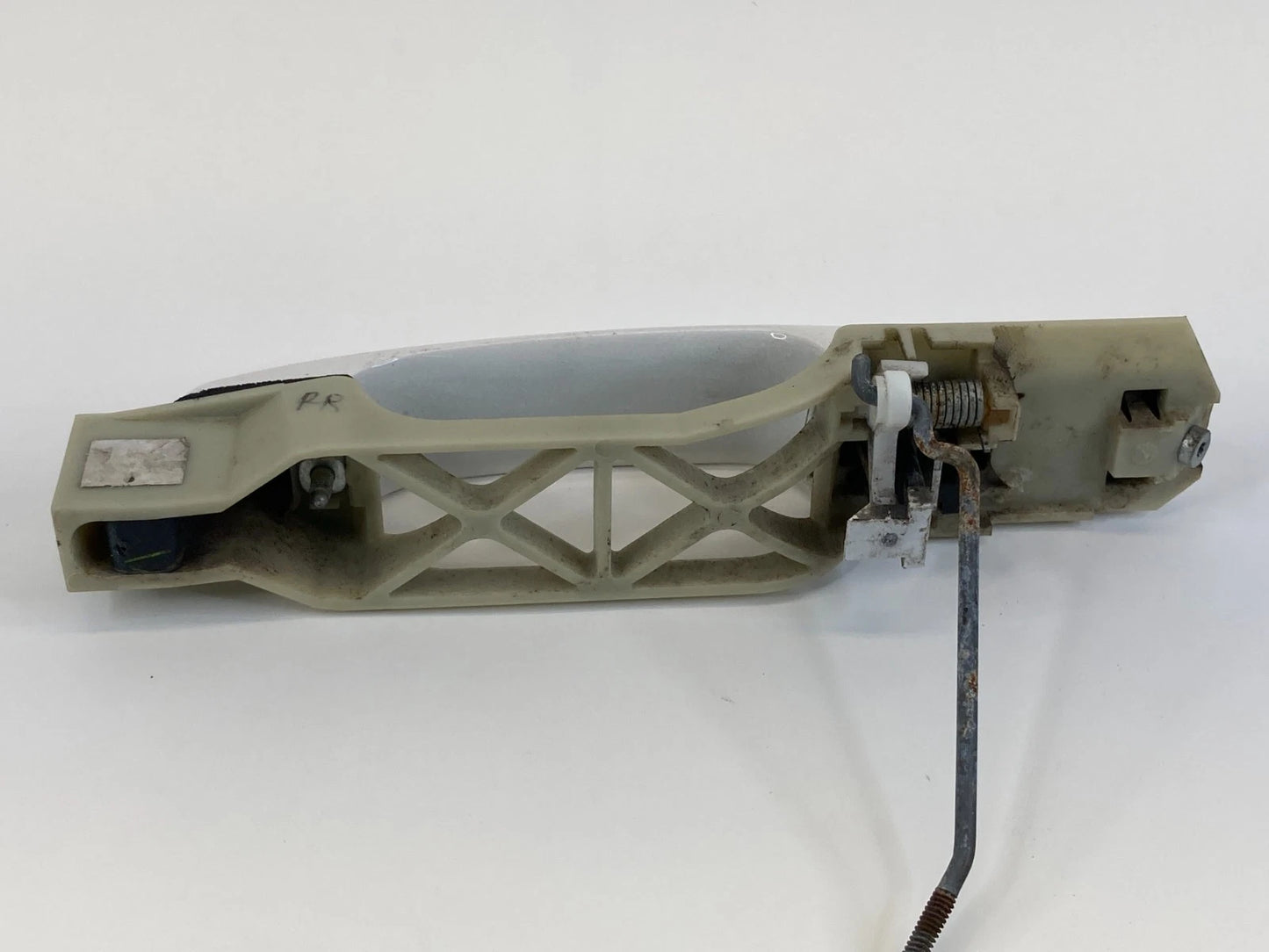 05-10 PONTIAC G6 REAR RIGHT EXTERIOR DOOR HANDLE ASSEMBLY 8554 WHITE OEM