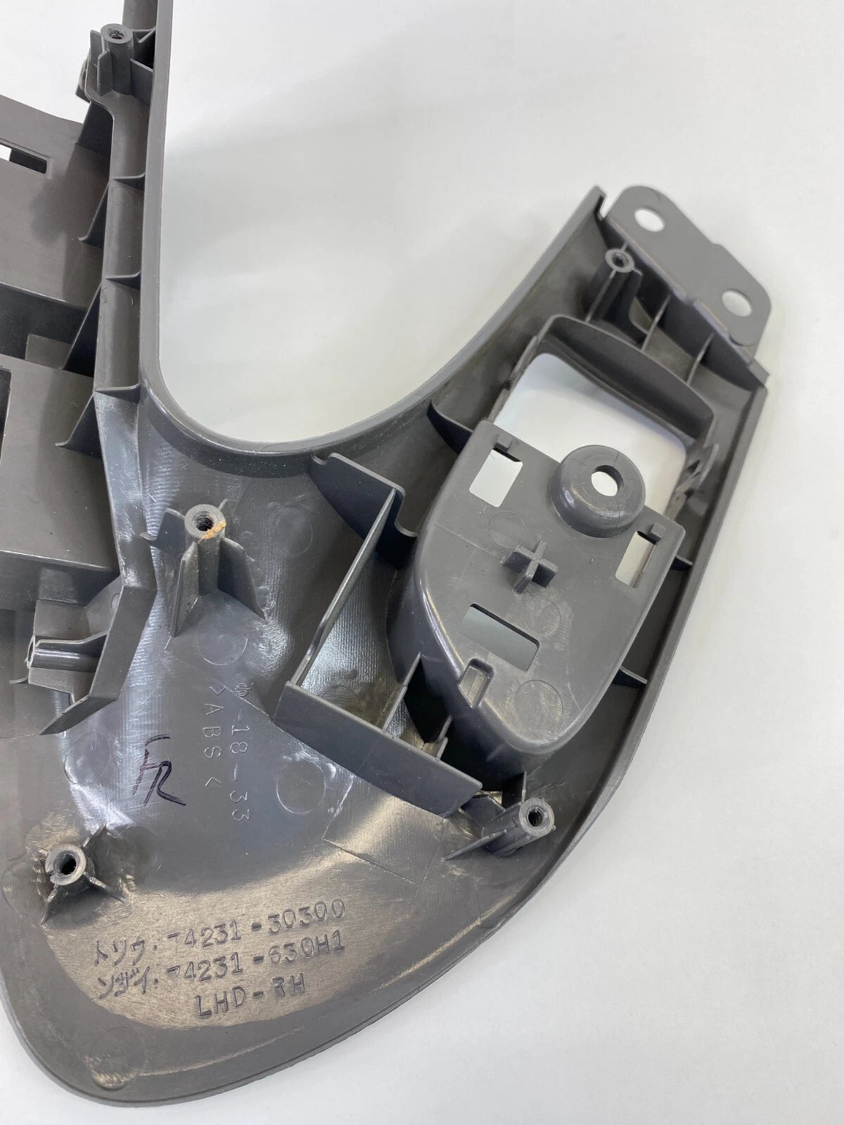 1998-2005 LEXUS GS300 FRONT RIGHT DOOR GRIP HANDLE BEZEL TRIM 74231-30300 OEM