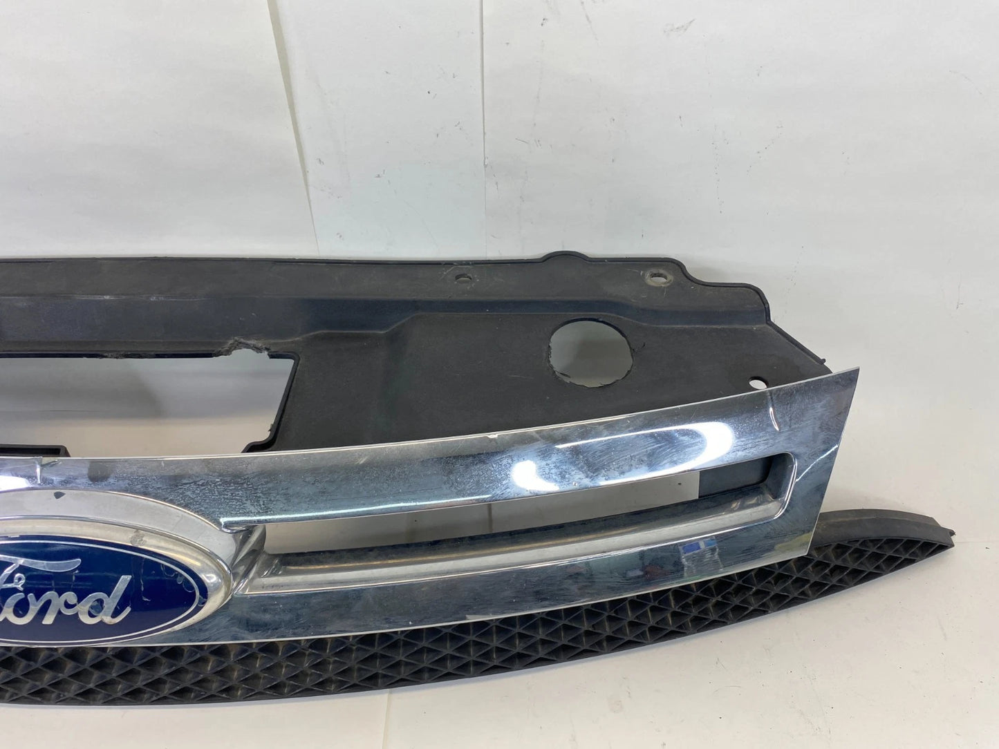 2008-2011 FORD FOCUS SEDAN UPPER CHROME GRILLE GRILL ASSY 8S43-8200-BGW OEM