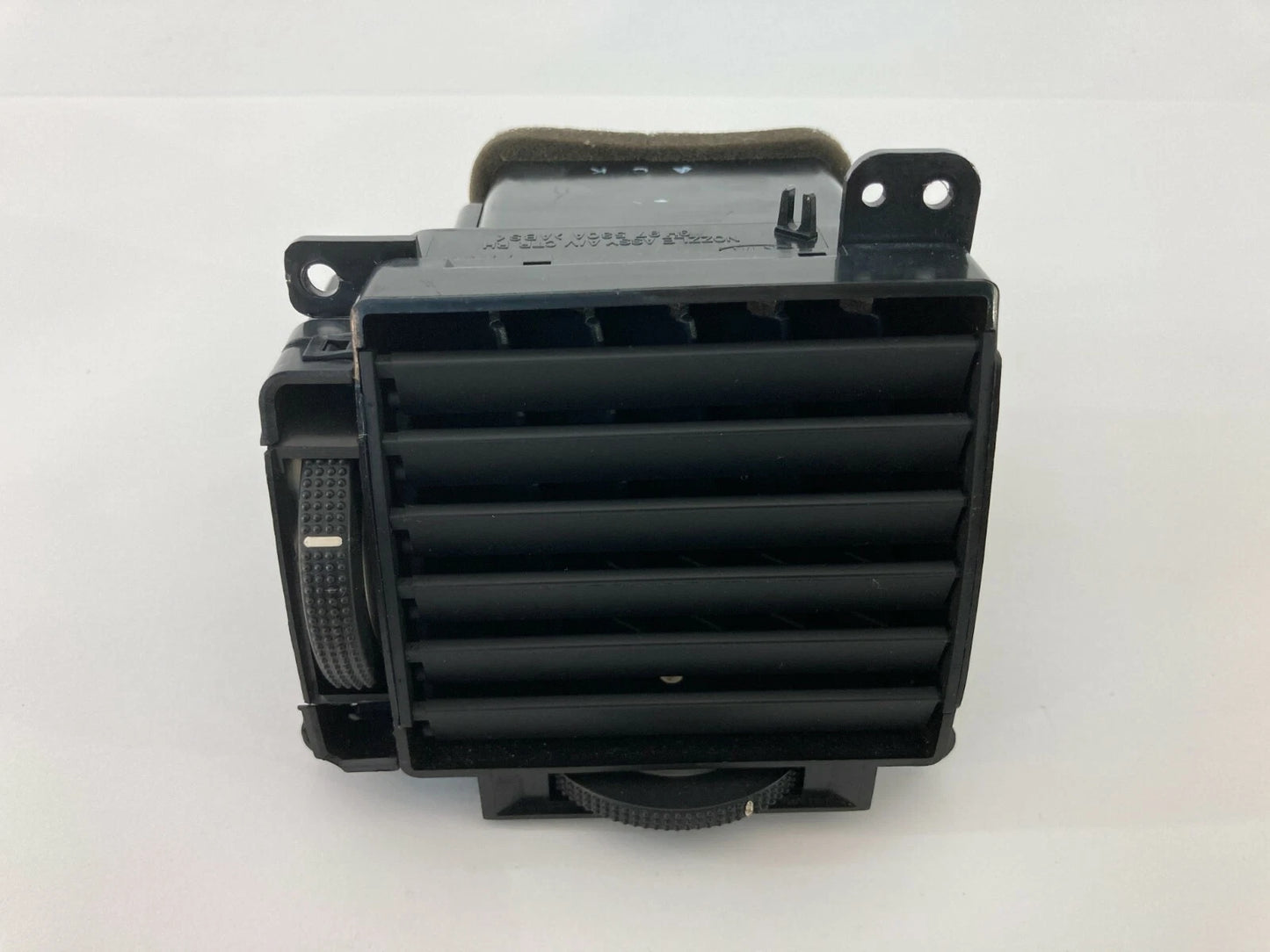 2004 2005 2006 KIA AMANTI RIGHT PASSENGER SIDE CENTER DASH AC AIR VENT GRILLE