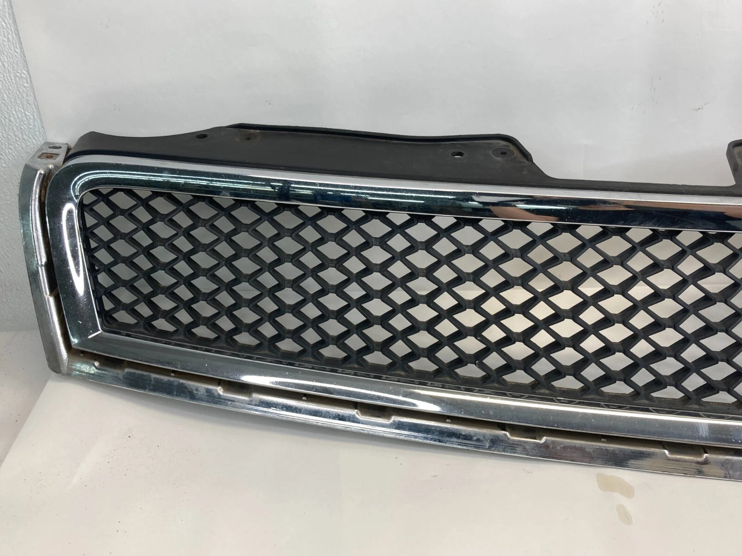09-12 CHEVROLET TRAVERSE FRONT BUMPER UPPER GRILL GRILLE ASSEMBLY 15944627 OEM