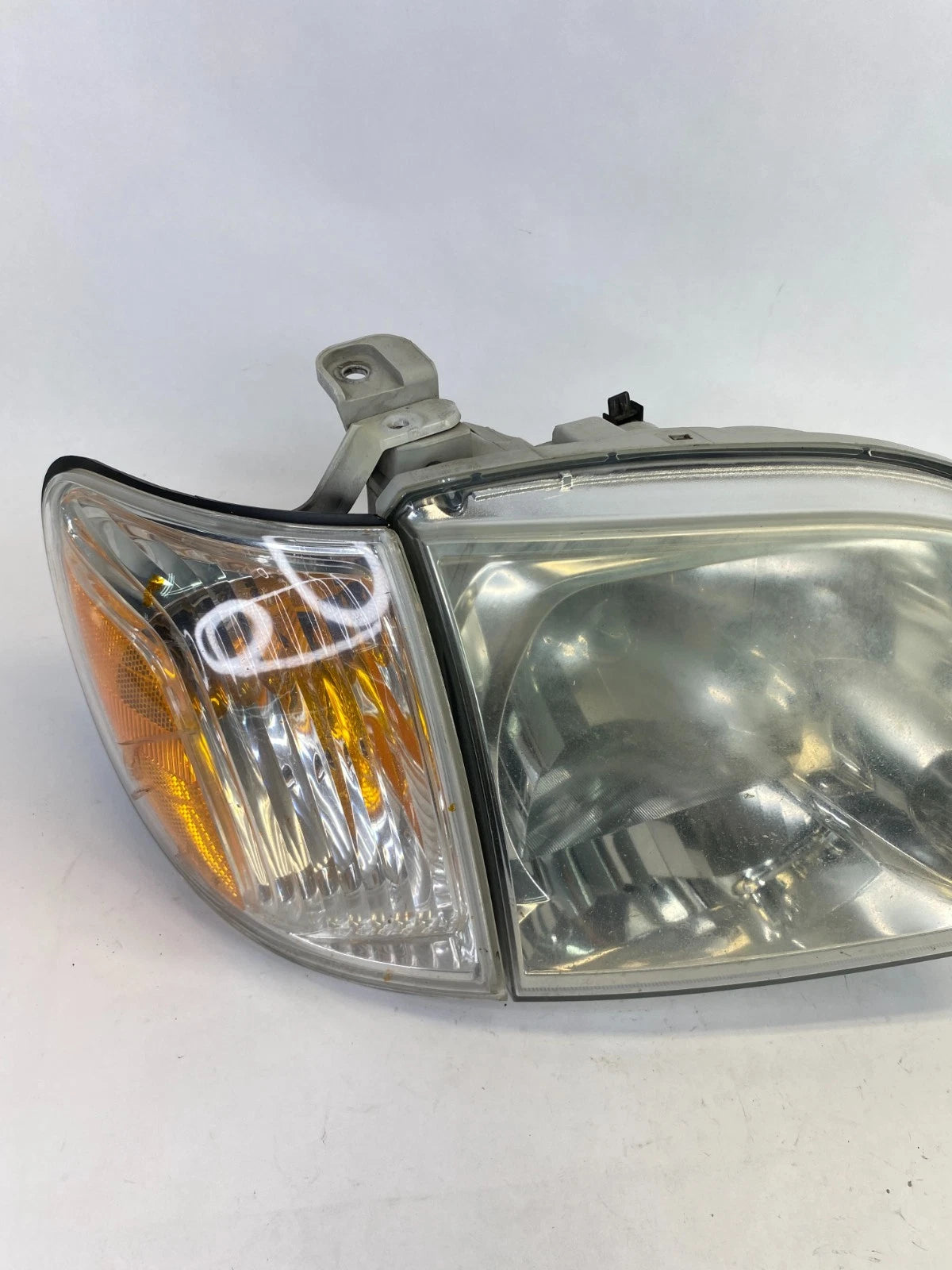 2005 2006 TOYOTA TUNDRA FRONT RIGHT HEADLIGHT HEAD LAMP W/ TURN SIGNAL LIGHT OEM