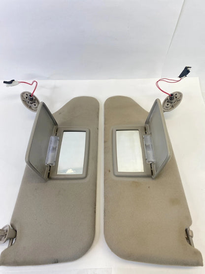 2005-2007 JEEP LIBERTY SUN VISOR PAIR SET DRIVER PASSENGER BEIGE W/ LIGHT OEM