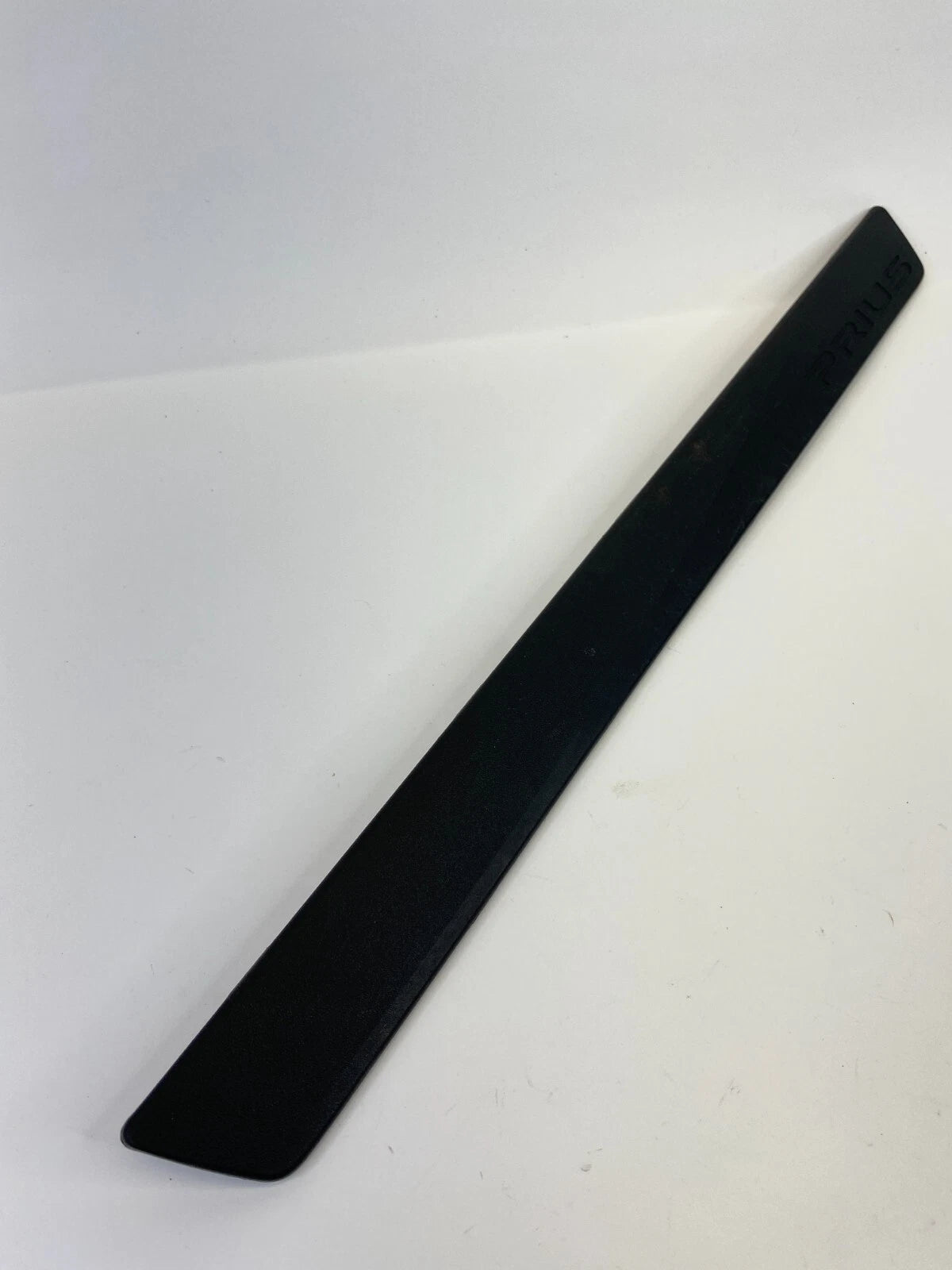 10-15 TOYOTA PRIUS FRONT RIGHT SIDE DOOR SCUFF PLATE STEP TRIM PANEL 67911-47030