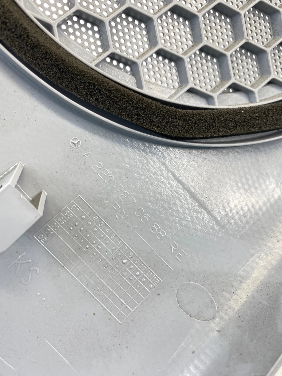 2000-2006 MERCEDES-BENZ S500 FRONT RIGHT DOOR SPEAKER GILLE COVER 2207270688