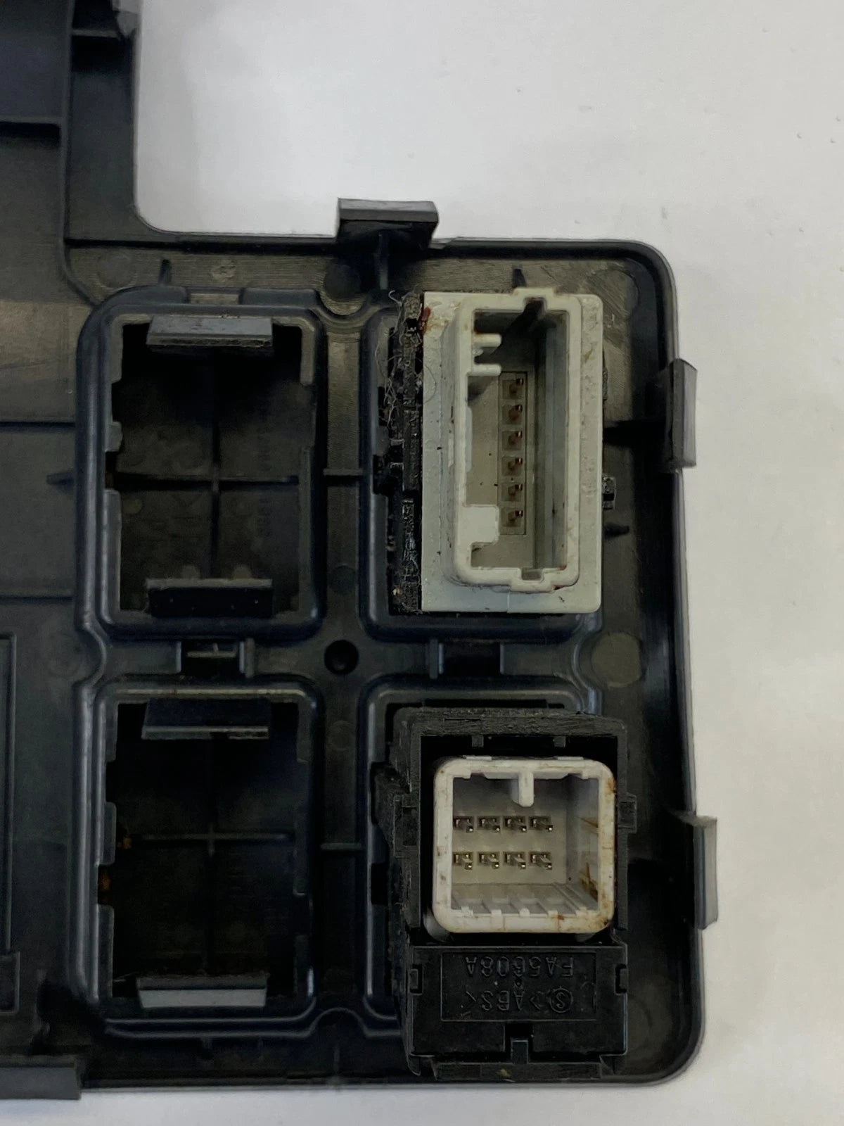 2007-2011 TOYOTA YARIS HATCHBACK CONSOLE DOOR LOCK SWITCH & AUX CONNECTOR PANEL
