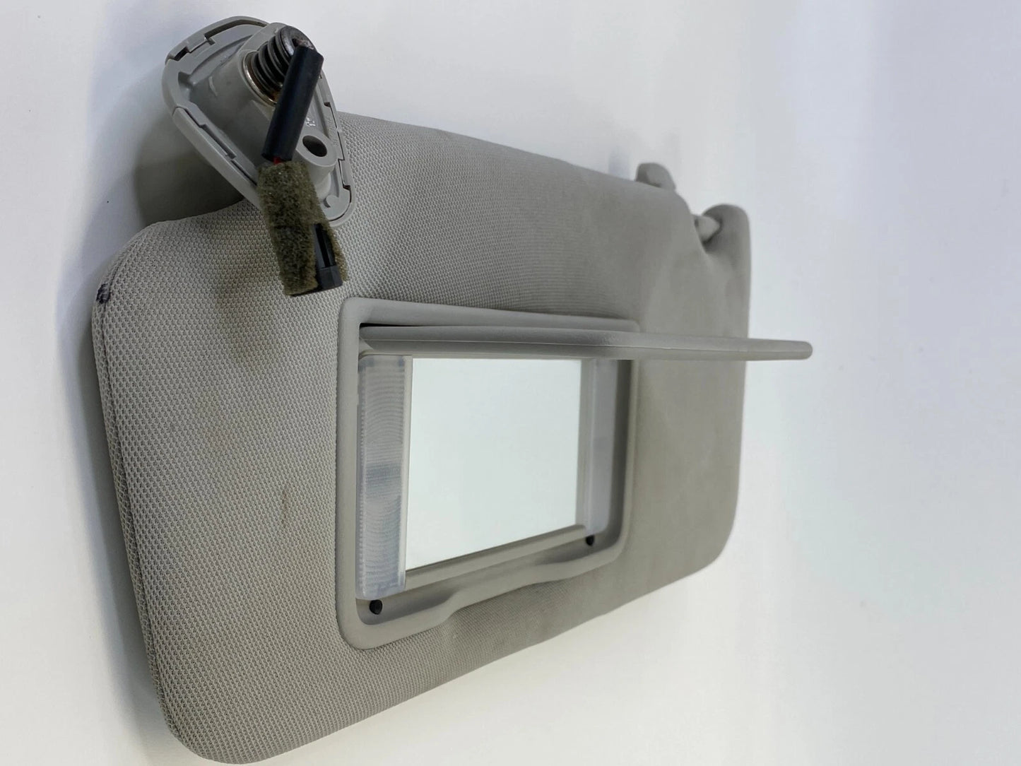 2010-2014 SUBARU LEGACY RIGHT SIDE SUNVISOR SUN VISOR SHADE W/ ILLUMINATION OEM