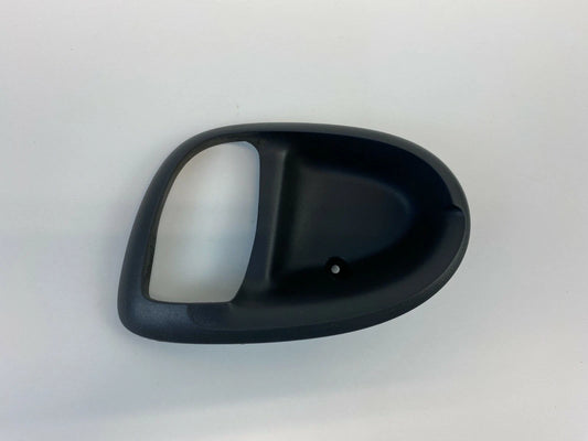 2002-2007 BUICK RENDEZVOUS REAR RIGHT SIDE INNER DOOR HANDLE BEZEL TRIM 825296