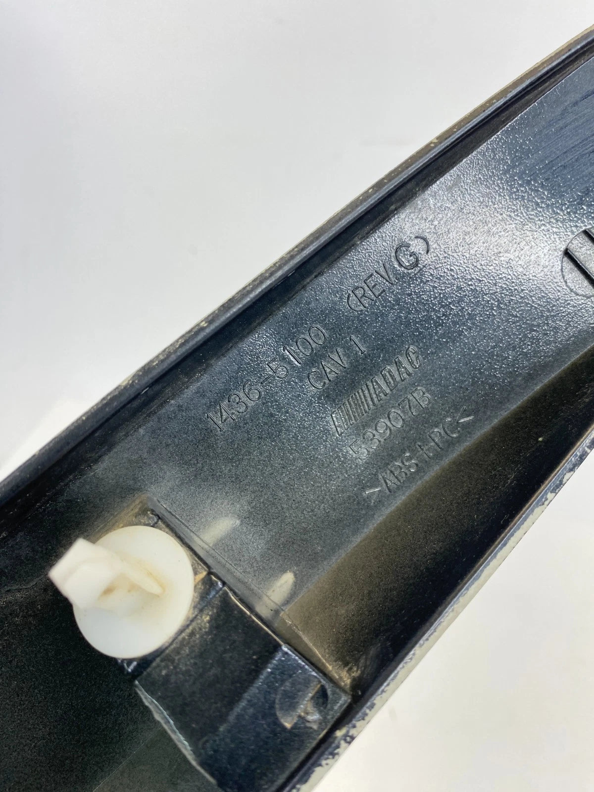 2005-2010 JEEP GRAND CHEROKEE LIFTGATE TAILGATE LICENSE TRIM MOLDING HANDLE OEM