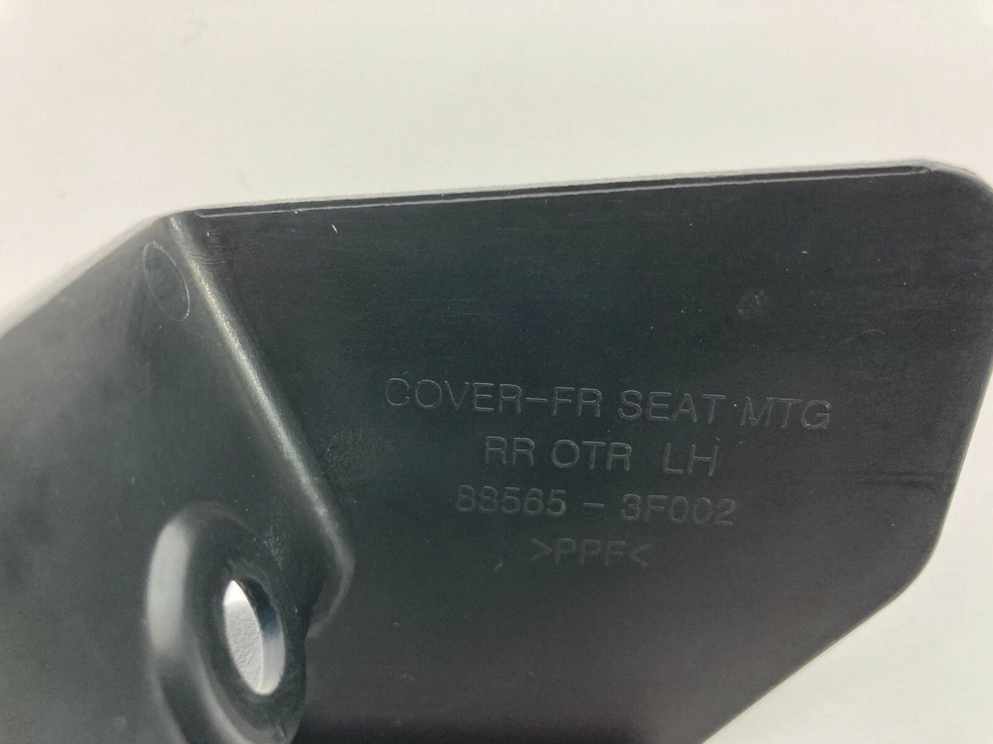 04-06 KIA AMANTI SEDAN LEFT DRIVER SIDE TRACK END COVER PANEL 88565-3F002 OEM