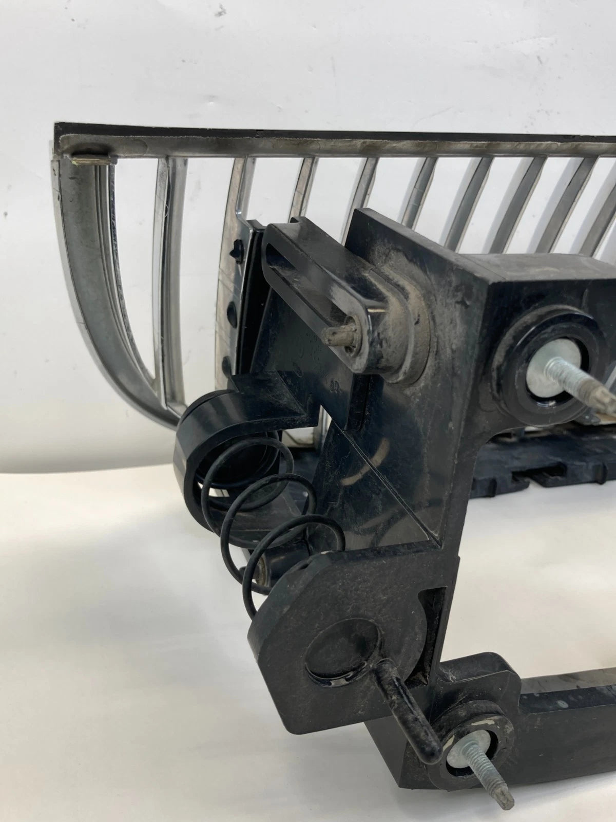 1998-2002 LINCOLN TOWN CAR FRONT UPPER GRILLE CHROME W/ EMBLEM XW13-8200-BA OEM