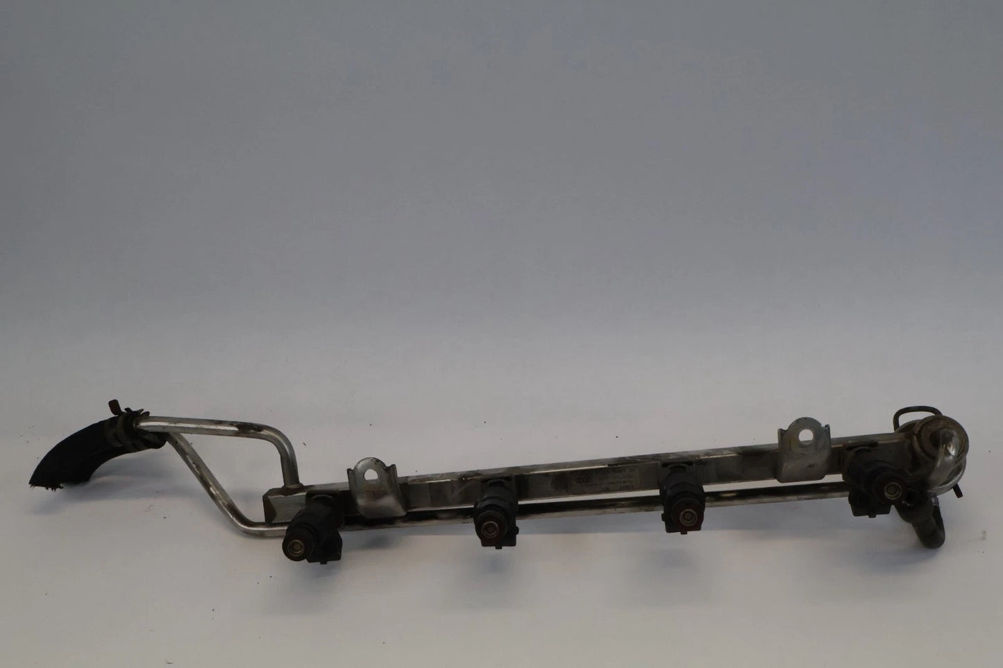 2002-2004 VOLKSWAGEN JETTA AT FUEL INJECTION RAIL W/ INJECTORS 06A-133-681-B