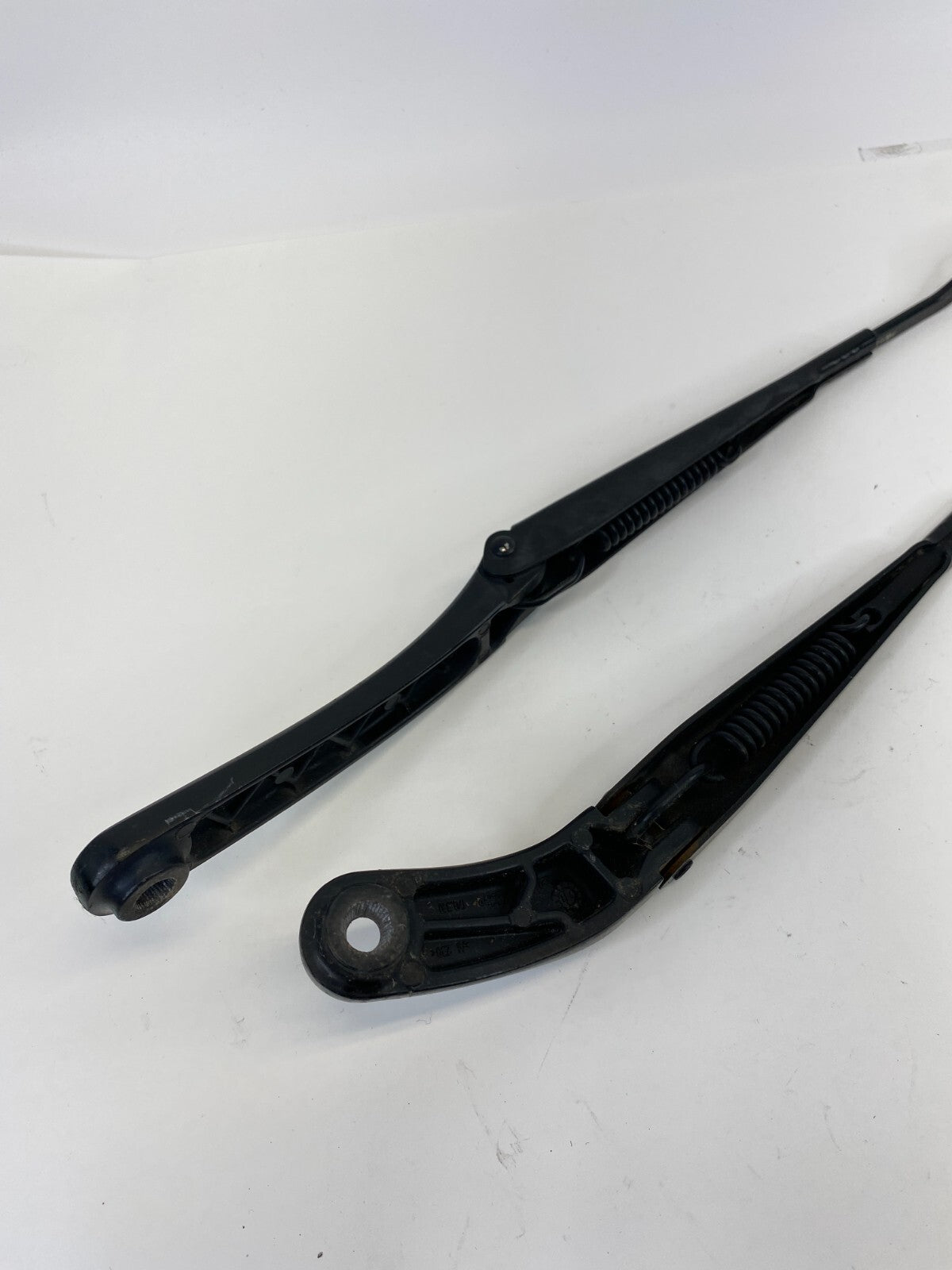 09-16 Audi A6 Quattro Front Right & Light Windshield Wiper Arm Pair 8K1-955-407