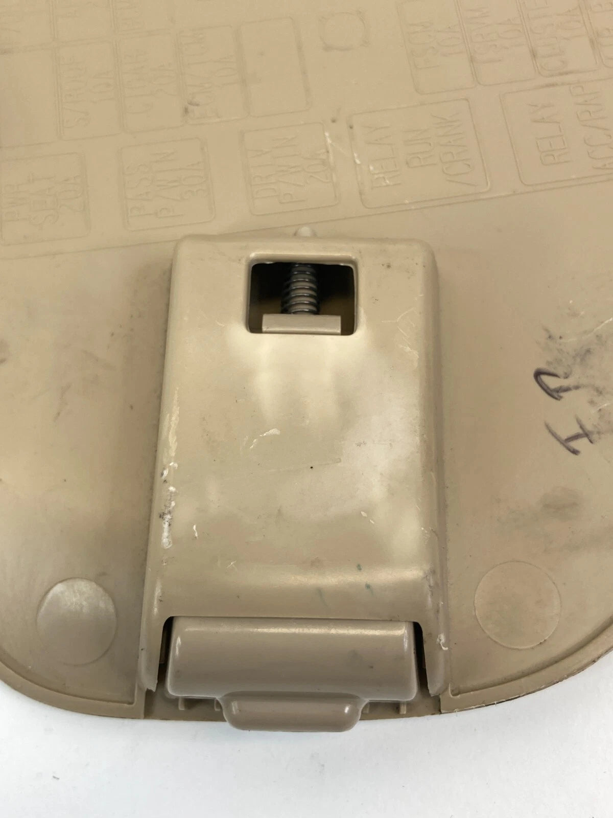 2009 09 SATURN VUE FUSE BOX COVER TRIM ACCESS DOOR BEZEL BATTERY CAP PANEL OEM