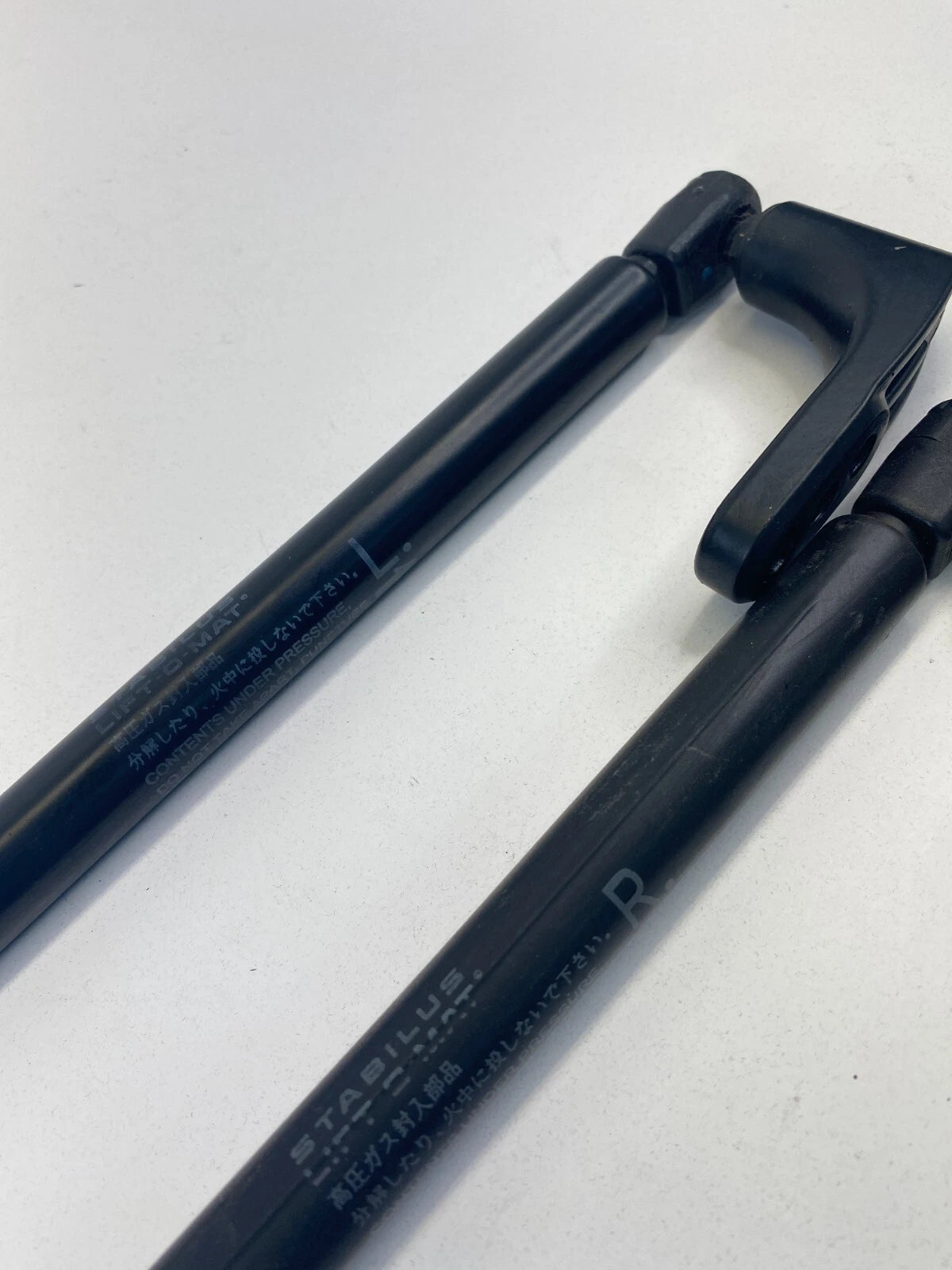 2003 2004 TOYOTA MATRIX REAR TRUNK BACK LIFT CYLINDER SUPPORT SET 68930-02010