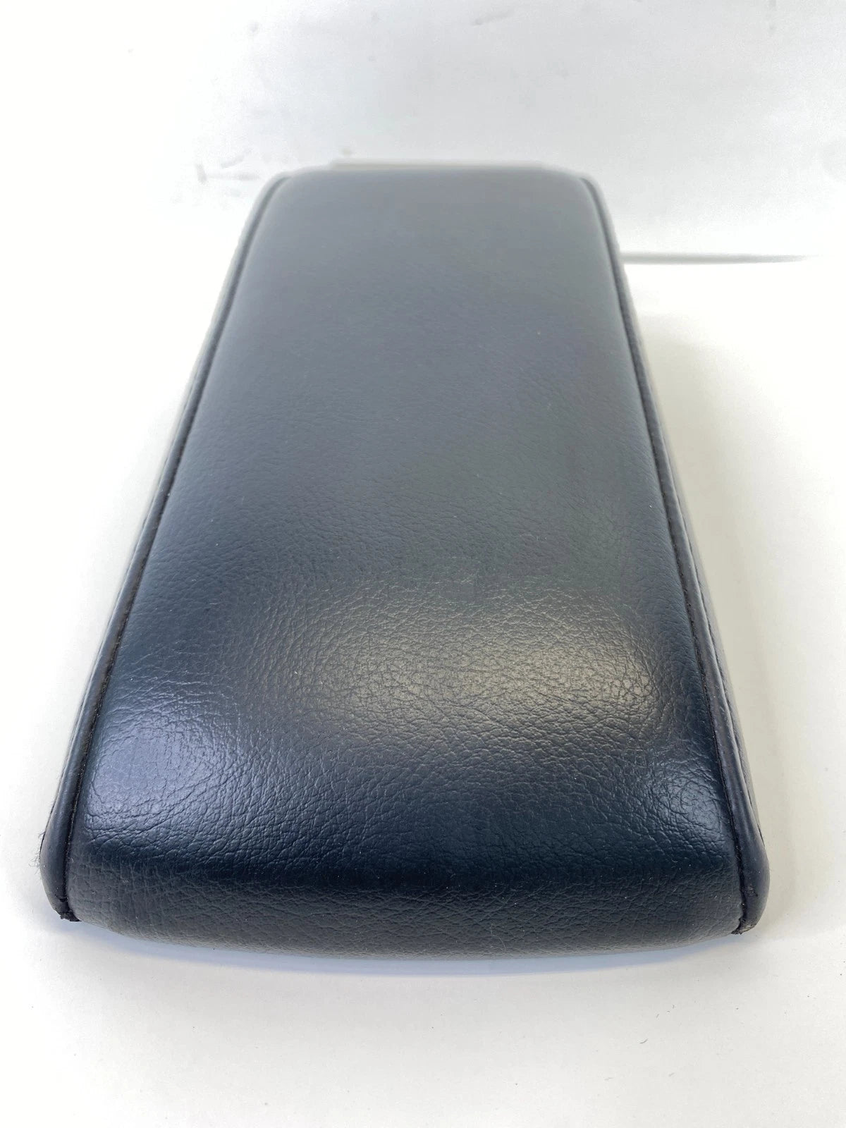 2002-2010 VOLKSWAGEN BEETLE CENTER CONSOLE ARMREST COVER LID BLACK ASSEMBLY OEM