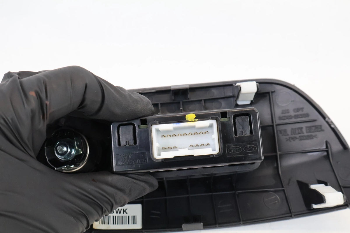 2010-2013 KIA SOUL PORT AUX IPOD USB INPUT POWER SOCKET W/ BEZEL 84746-2K100 OEM