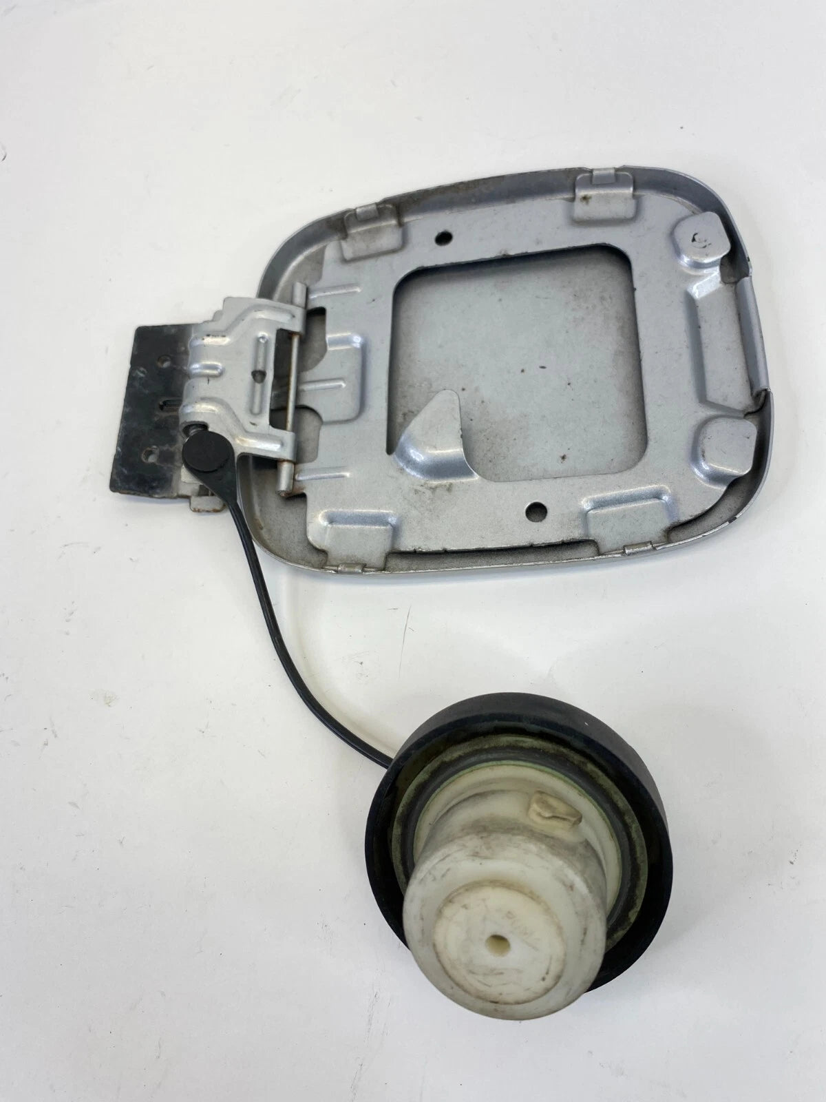 02 03 04 05 06 07 SATURN VUE 3.5L FUEL FILLER DOOR GAS LID W/ COVER CAP OEM