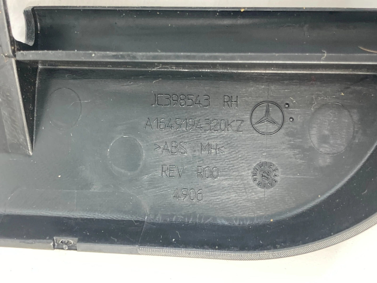 2006 2007 MERCEDES-BENZ ML 500 FRONT RIGHT PASSENGER SIDE SEAT TRACK COVER TRIM