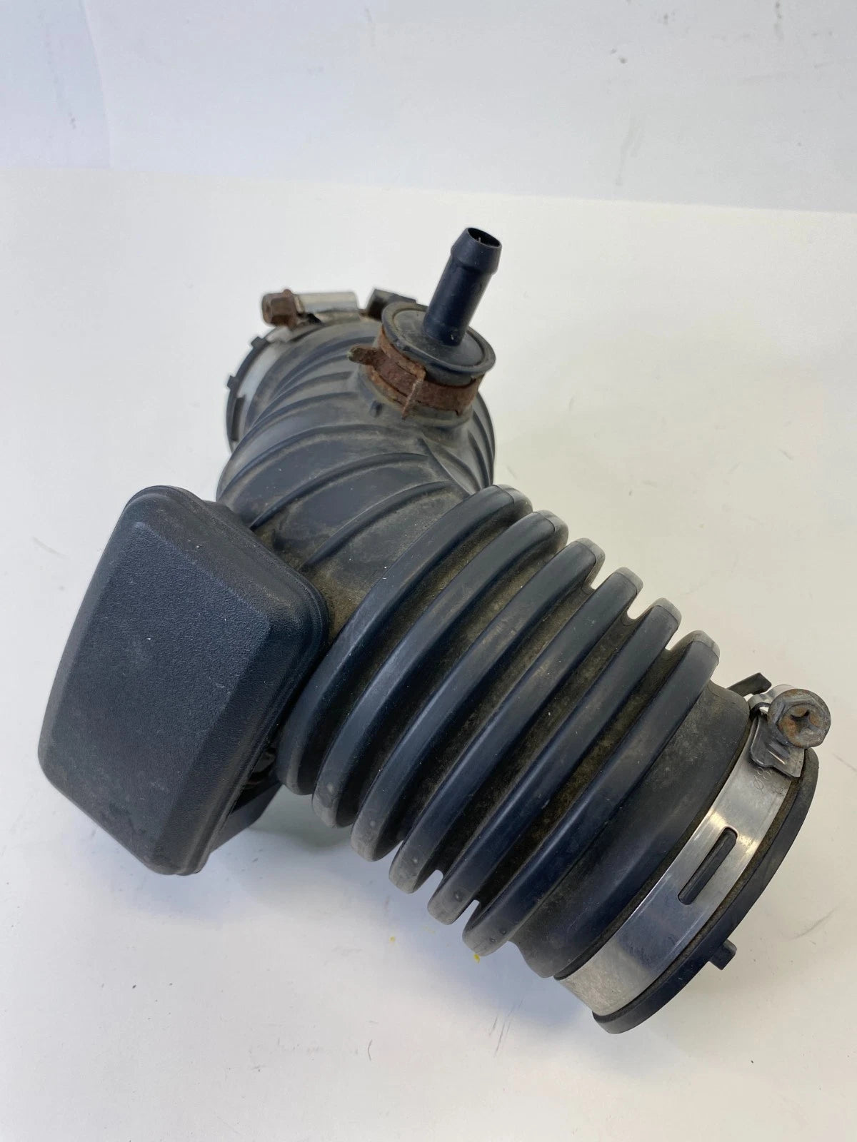 2017-2020 HYUNDAI ELANTRA 2.0L AIR CLEANER INTAKE DUCT HOSE TUBE 28140-F2400 OEM