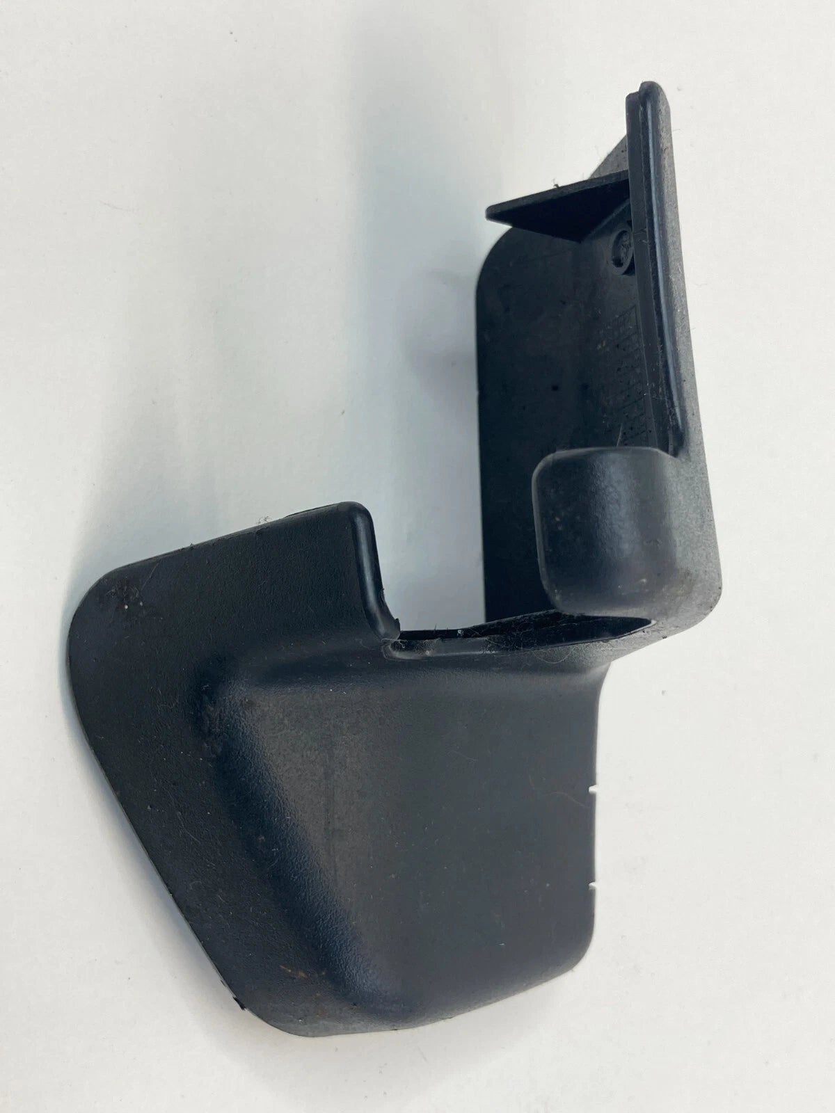 03-08 TOYOTA COROLLA FRONT RIGHT SEAT TRACK END COVER TRIM 72157-02060-B OEM
