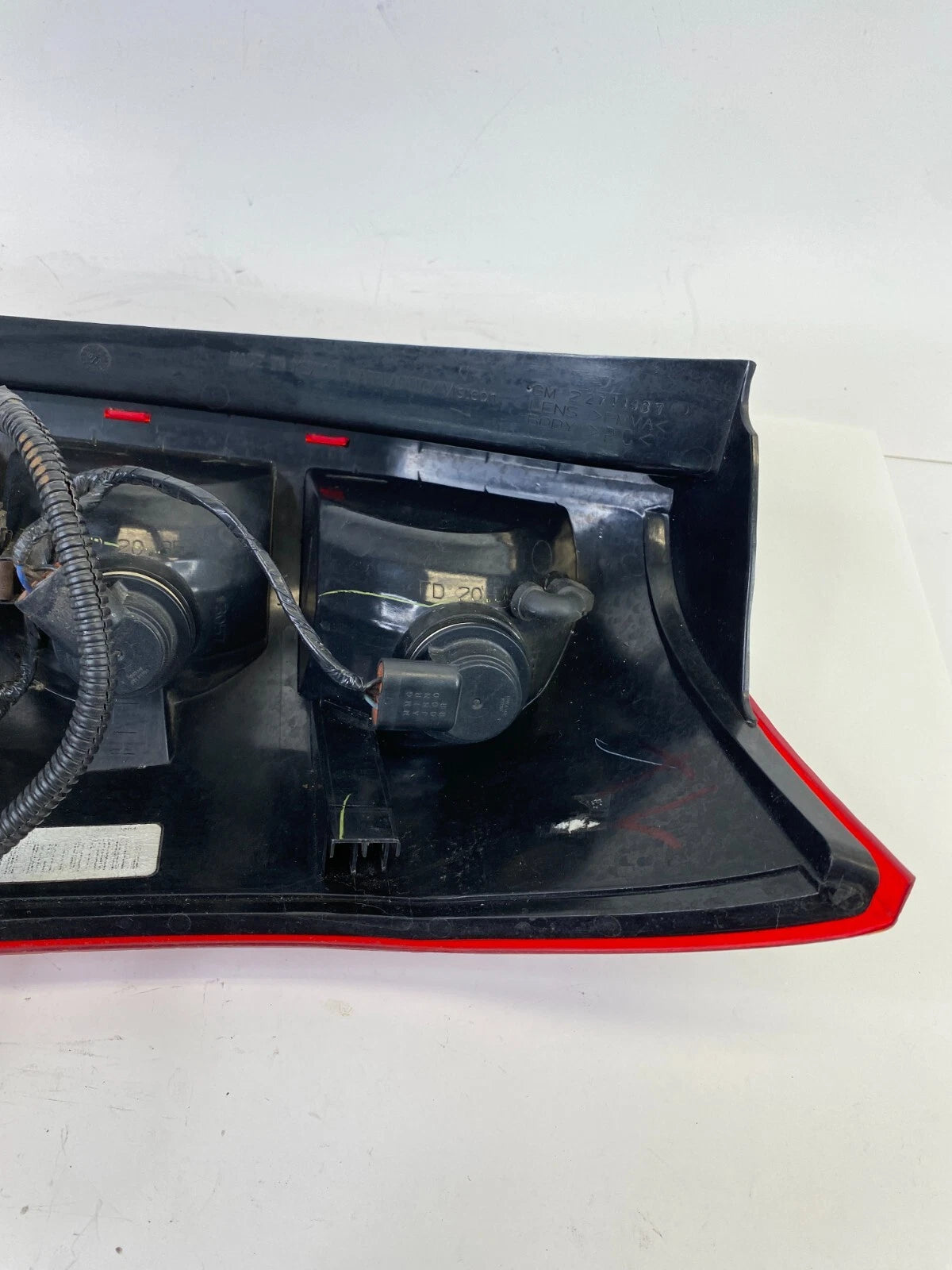 2002-2007 SATURN VUE REAR LEFT DRIVER SIDE TAIL LIGHT TAILLIGHT TAIL LAMP OEM