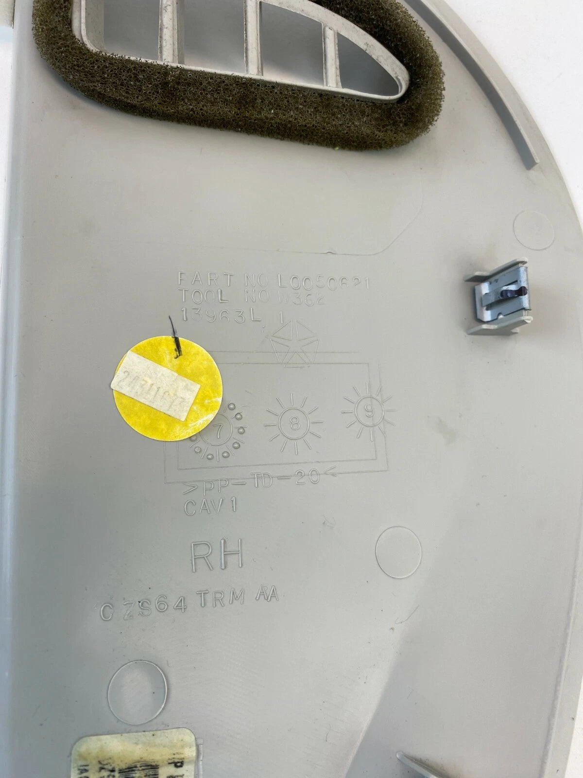 08-10 CHYSLER TOWN & COUNTRY FRONT RIGHT DASH END CAP COVER TRIM PANEL CZS64TRMA