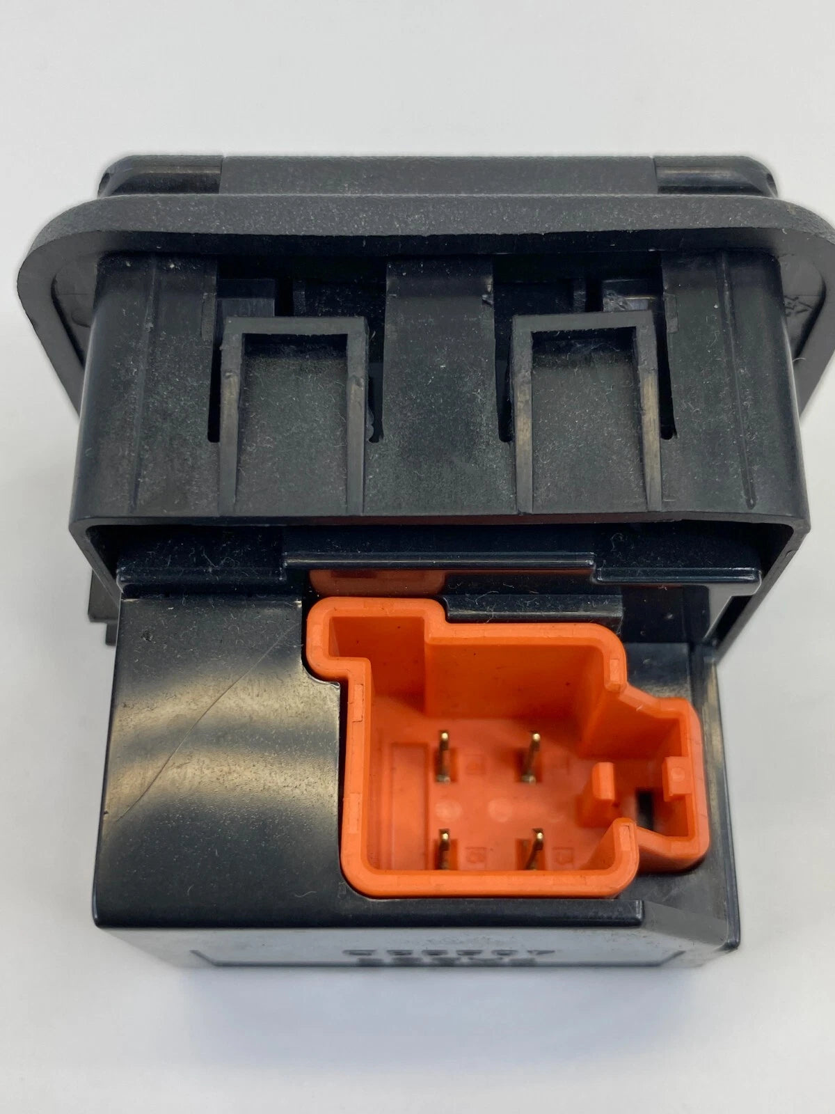 2006-2011 MERCEDES-BENZ ML350 POWER OUTLET PLUG SOCKET ASSY 000-820-53-51 OEM