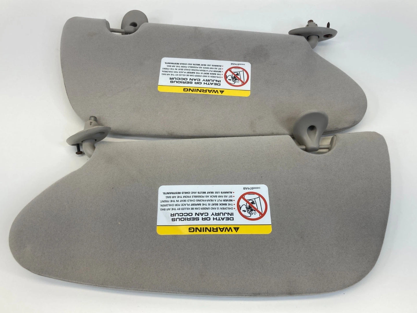 04 05 CHRYSLER PT CRUISER LH RH SIDE SUNVISOR VISOR SHADE PAIR SET W /CLIPS OEM