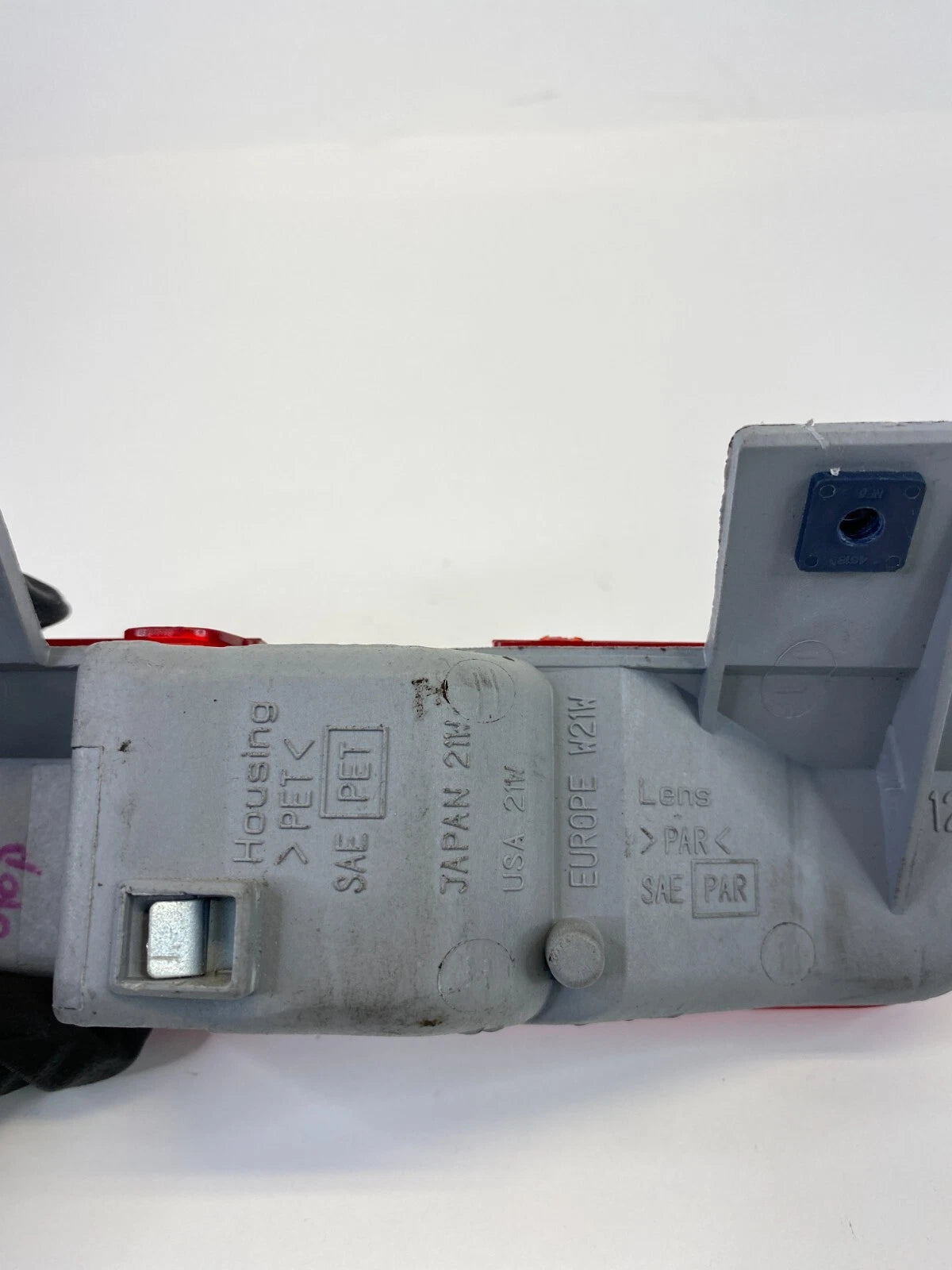 2004 2005 TOYOTA RAV4 REAR HIGH MOUNT THIRD 3RD BRAKE STOP LIGHT LAMP OEM
