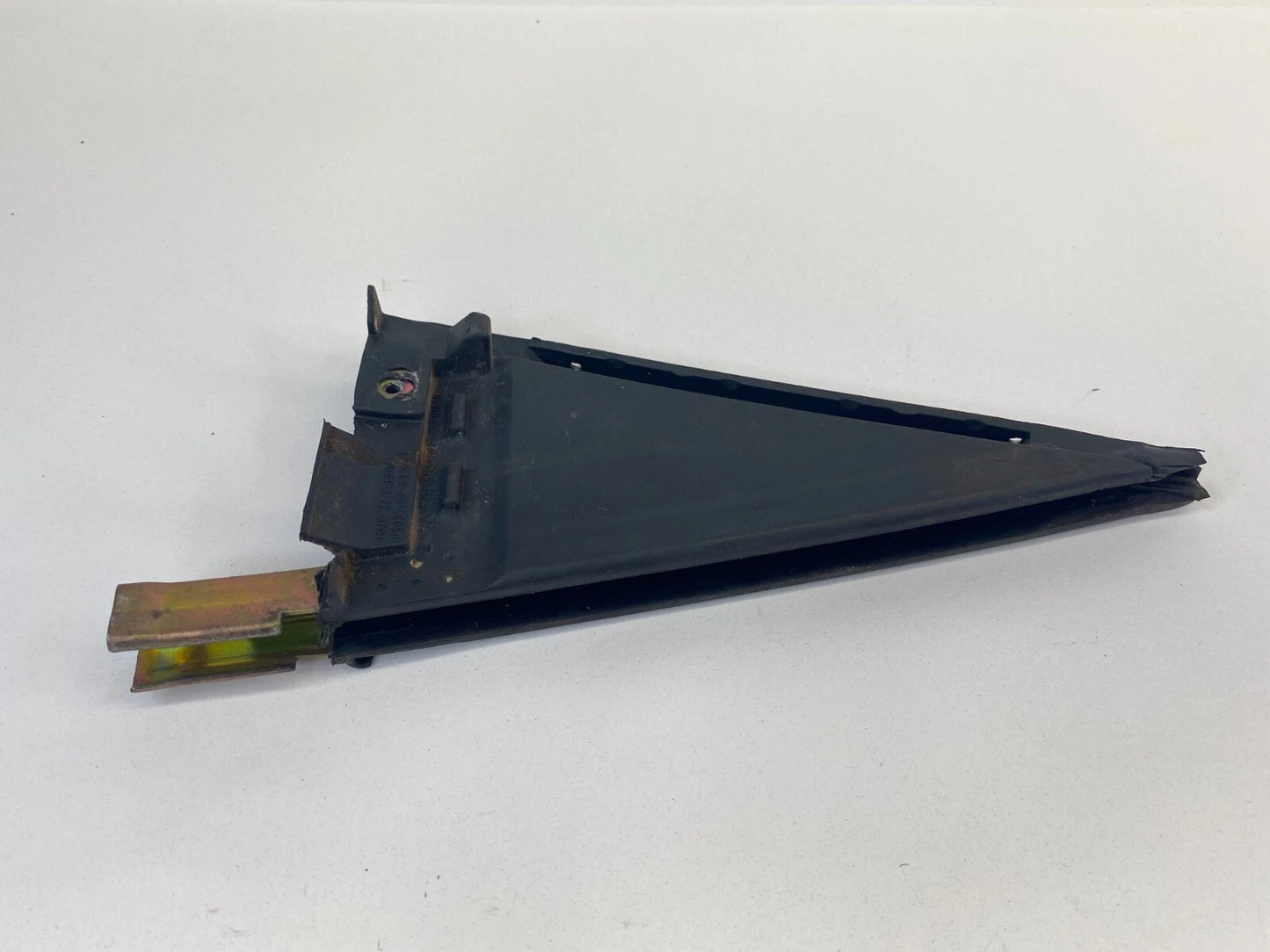 03-08 TOYOTA MATRIX REAR LEFT SIDE EXTERIOR CORNER COVER DIVIDER SEAL 6748801030
