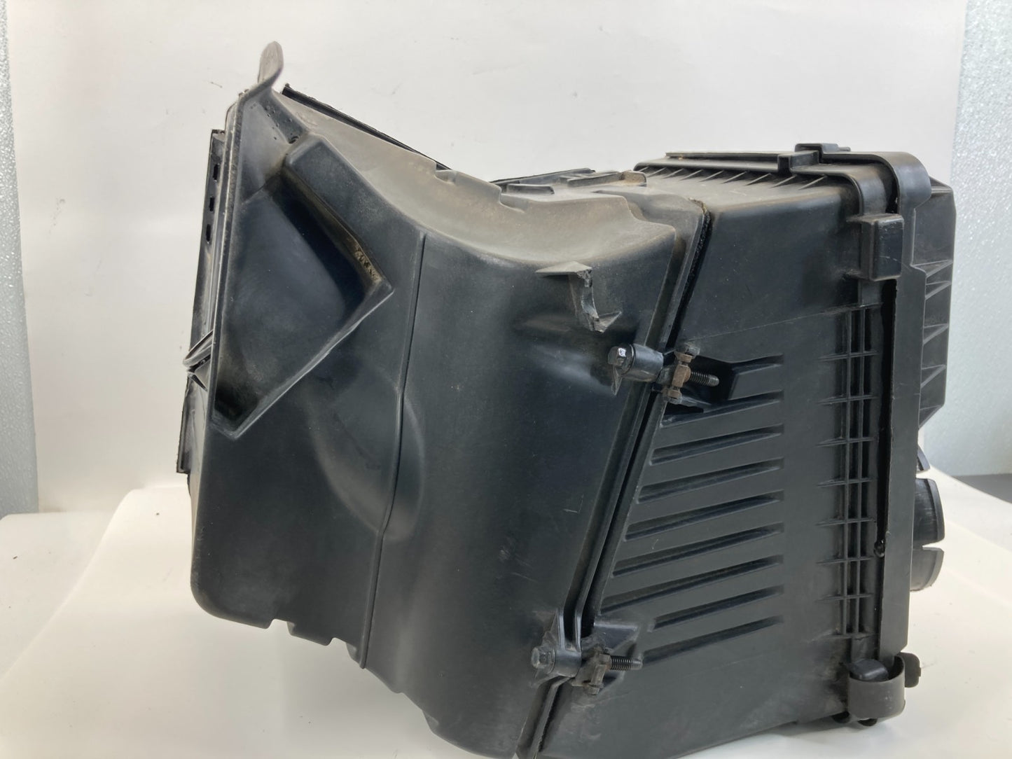 2000-2005 Chevrolet Monte Carlo 3.8L Air Intake Cleaner Box Assembly OEM