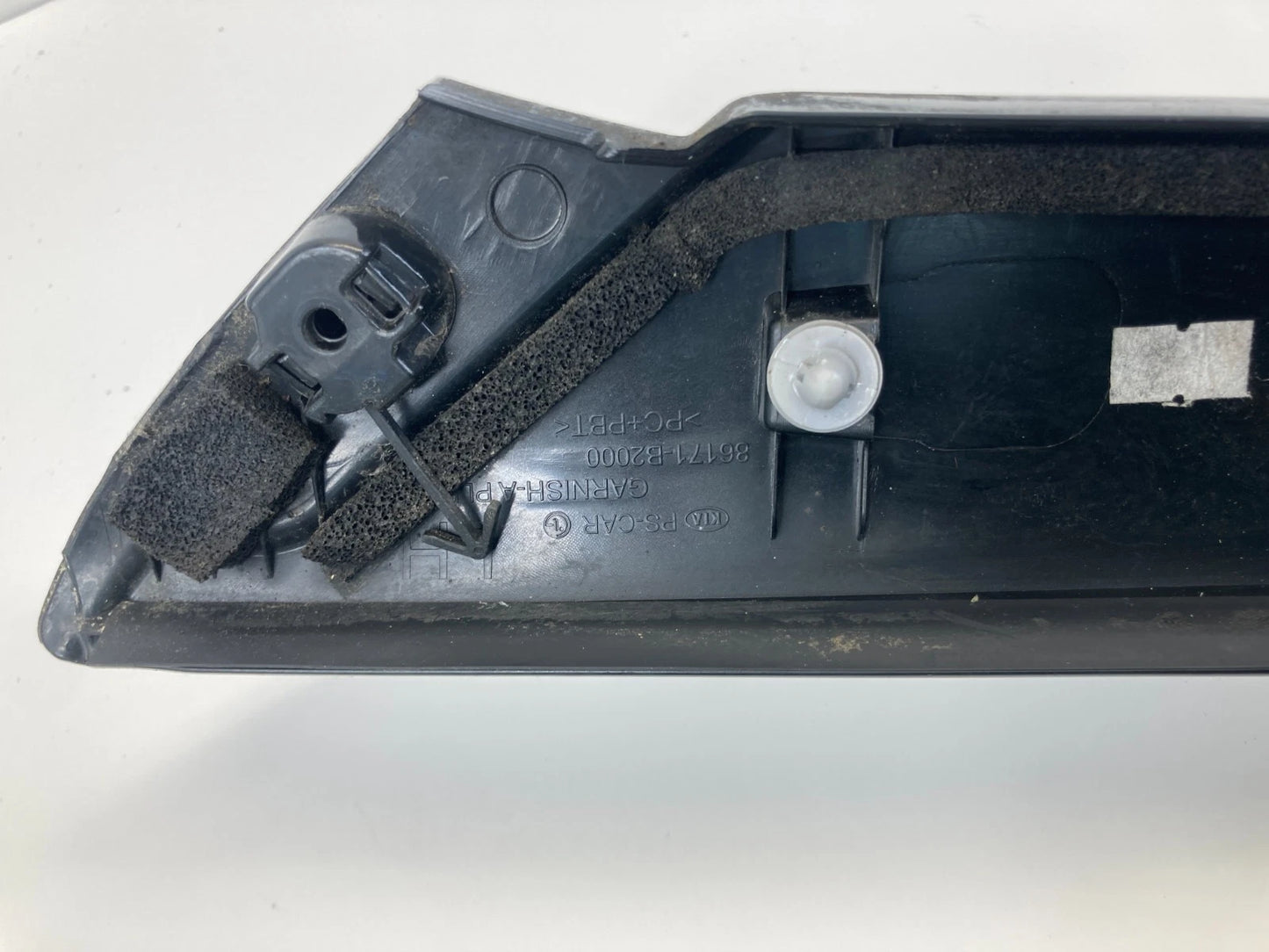 2014-2019 KIA SOUL FRONT LEFT SIDE WINDSHIELD MOLDING 86171-B2000 OEM