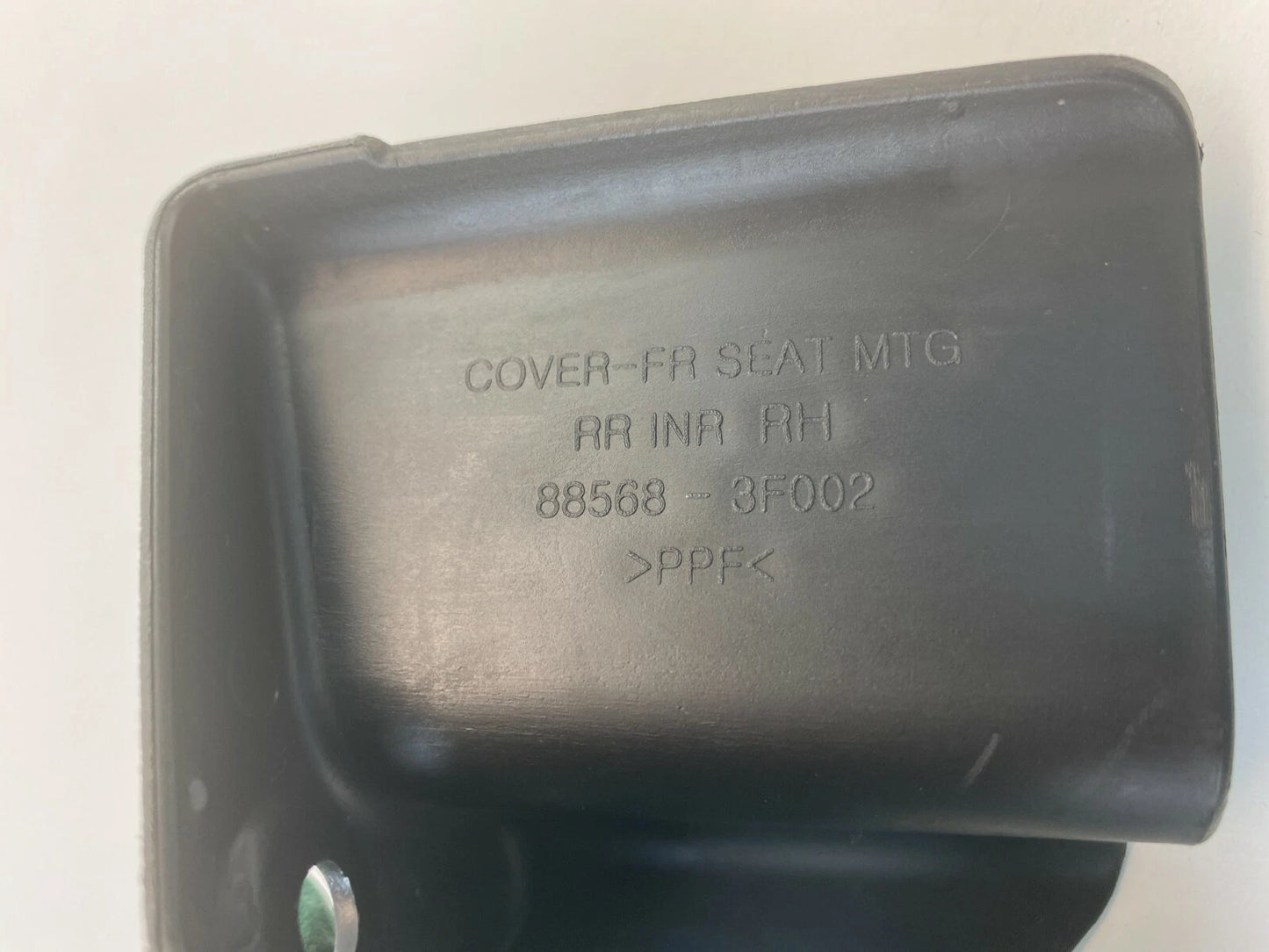 04-06 KIA AMANTI FRONT RIGHT PASSENGER SEAT RAIL TRACK END COVER 88568-3F002 OEM