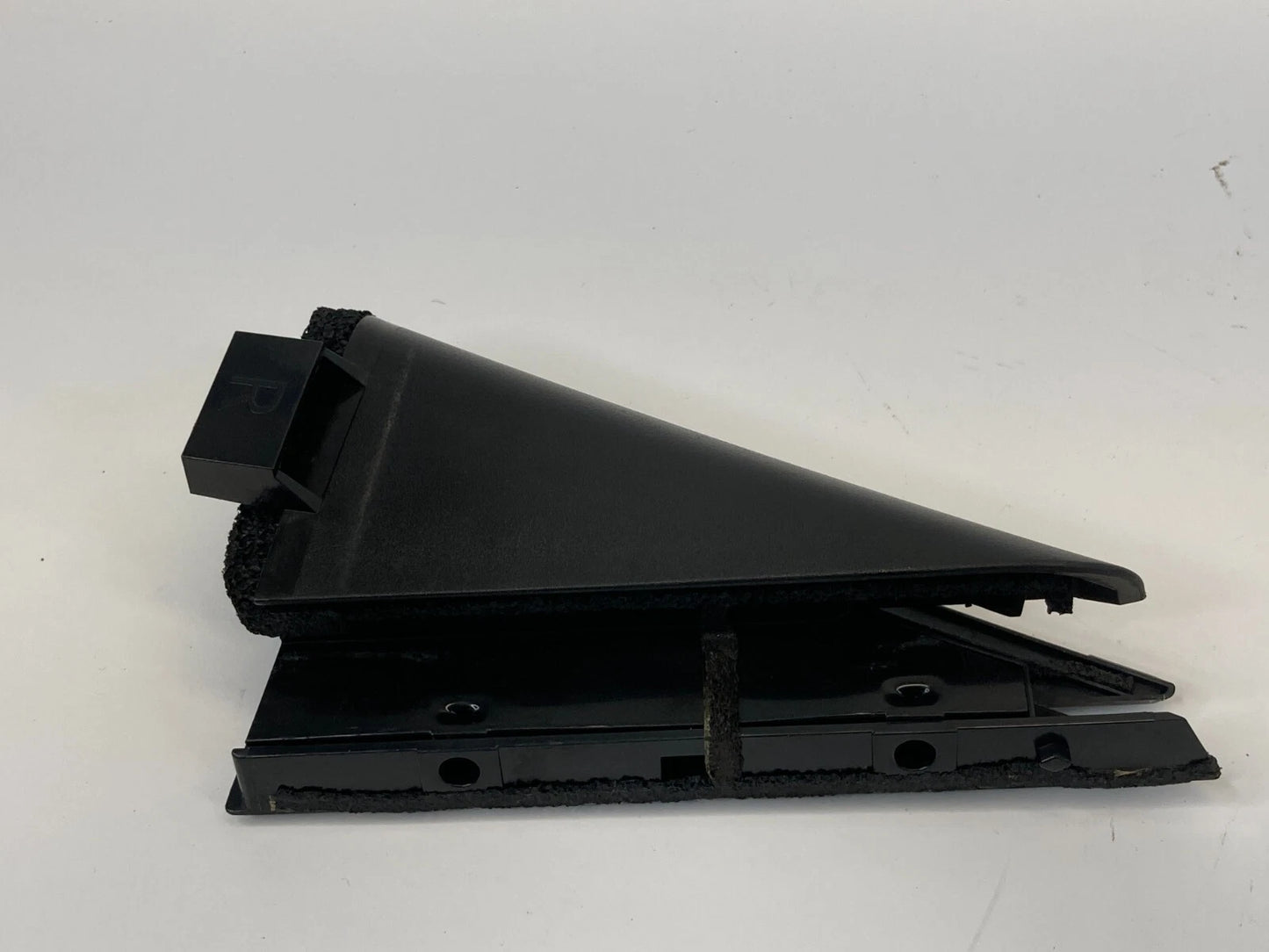 2008-2013 NISSAN ROGUE REAR RIGHT SIDE DOOR CORNER WINDOW GLASS COVER TRIM