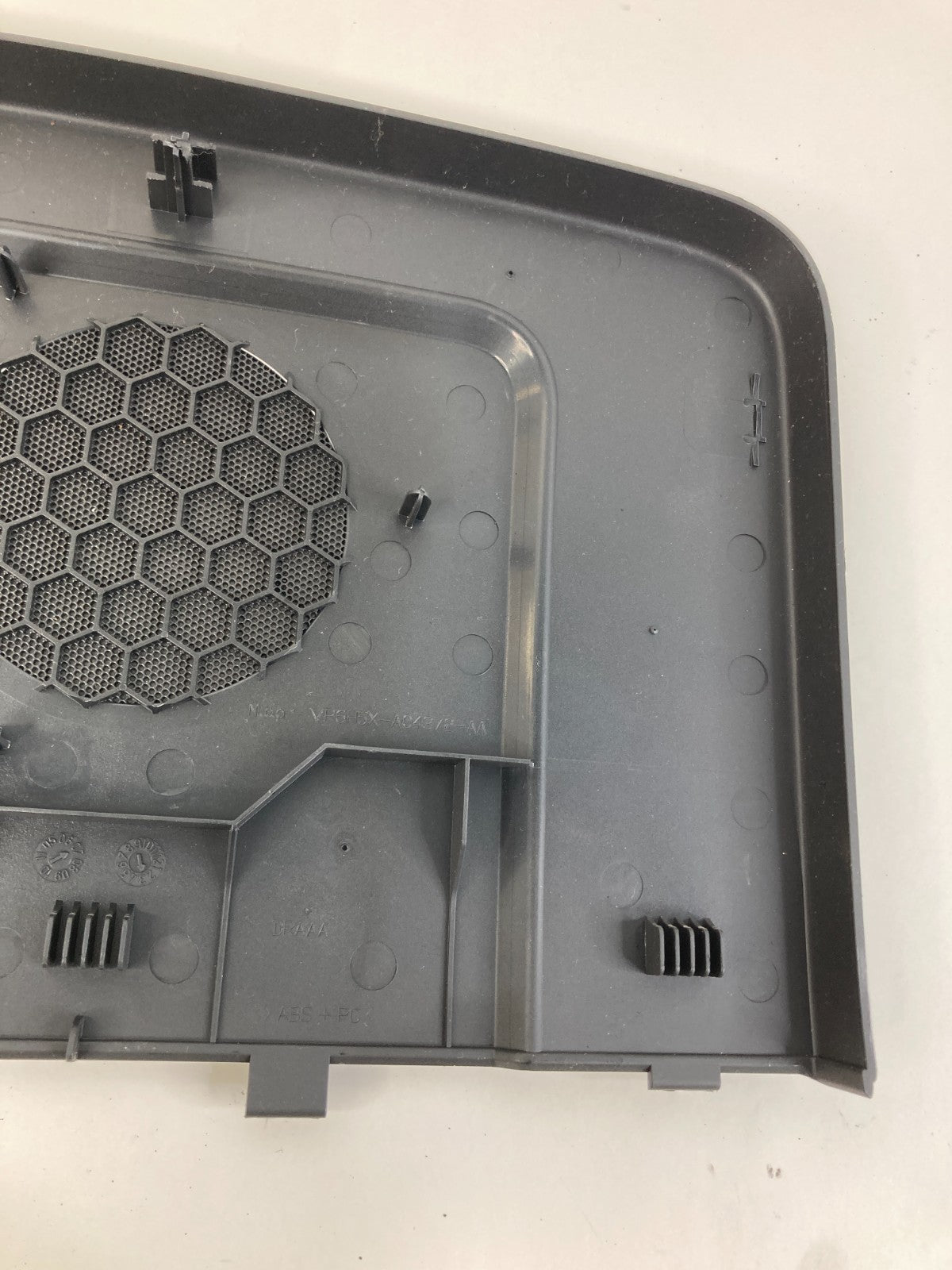 2008-2015 Land Rover LR2 Center Dash Speaker Cover Bezel Trim 6H52-A04441-AE OEM