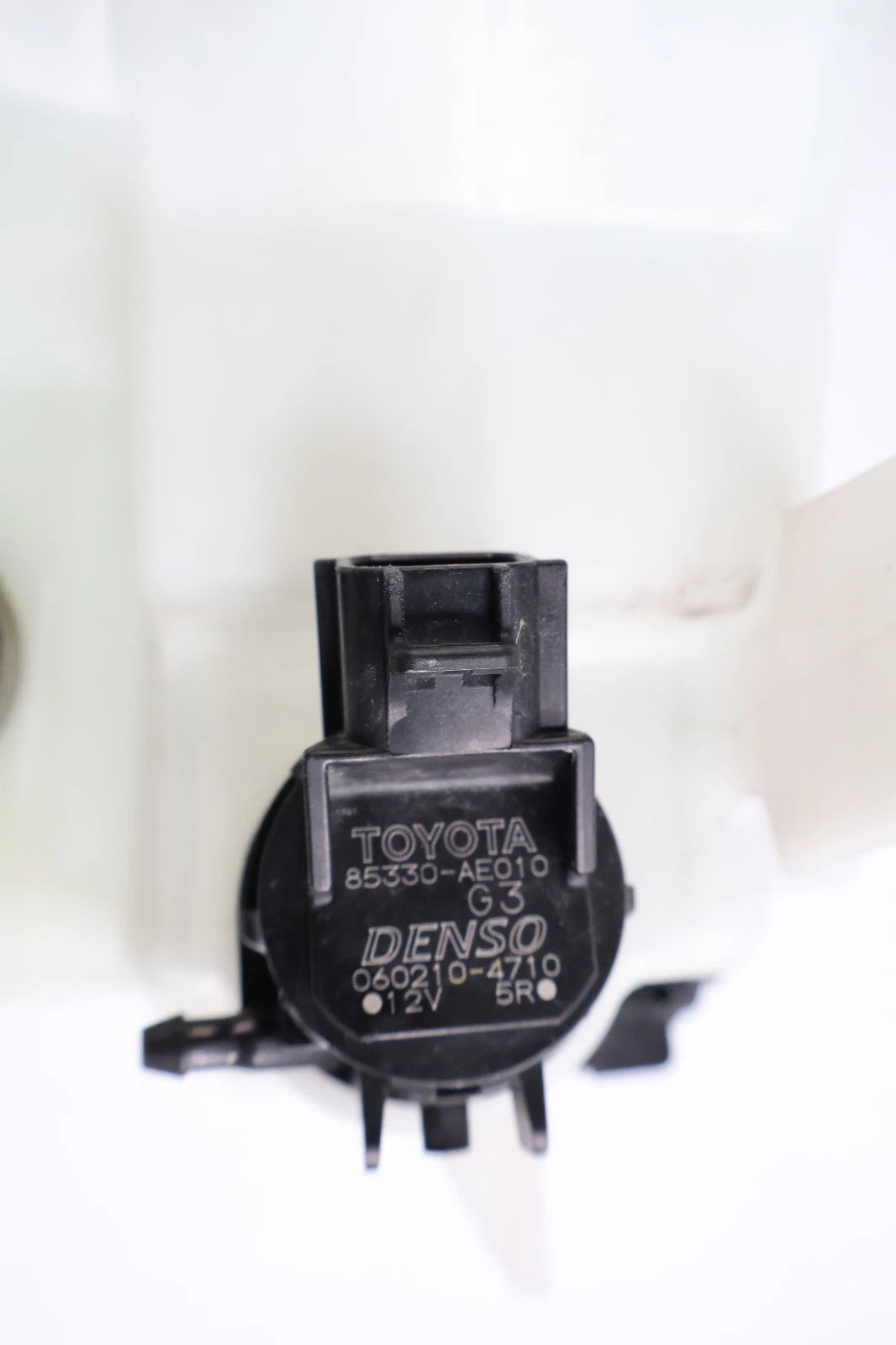 2004-2020 TOYOTA SIENNA WINDSHIELD WASHER FLUID RESERVOIR WITH PUMP 060851-096