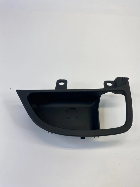 11-16 HYUNDAI ELANTRA REAR RIGHT SIDE INSIDE DOOR HANDLE BEZEL 83621-MD100 OEM