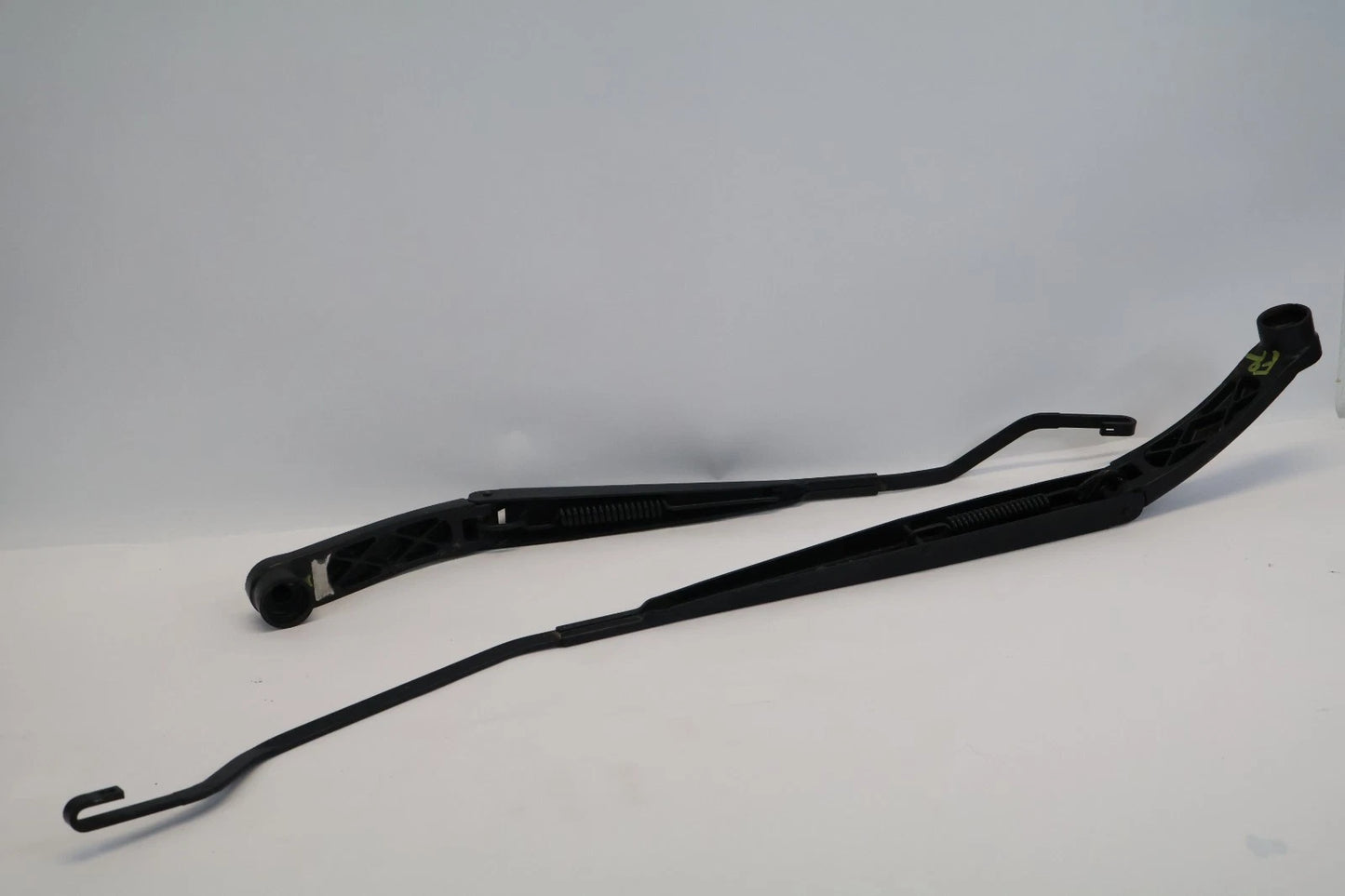 2012-2017 HYUNDAI ACCENT FRONT LEFT & RIGHT WINDSHIELD WIPER ARMS SET OEM