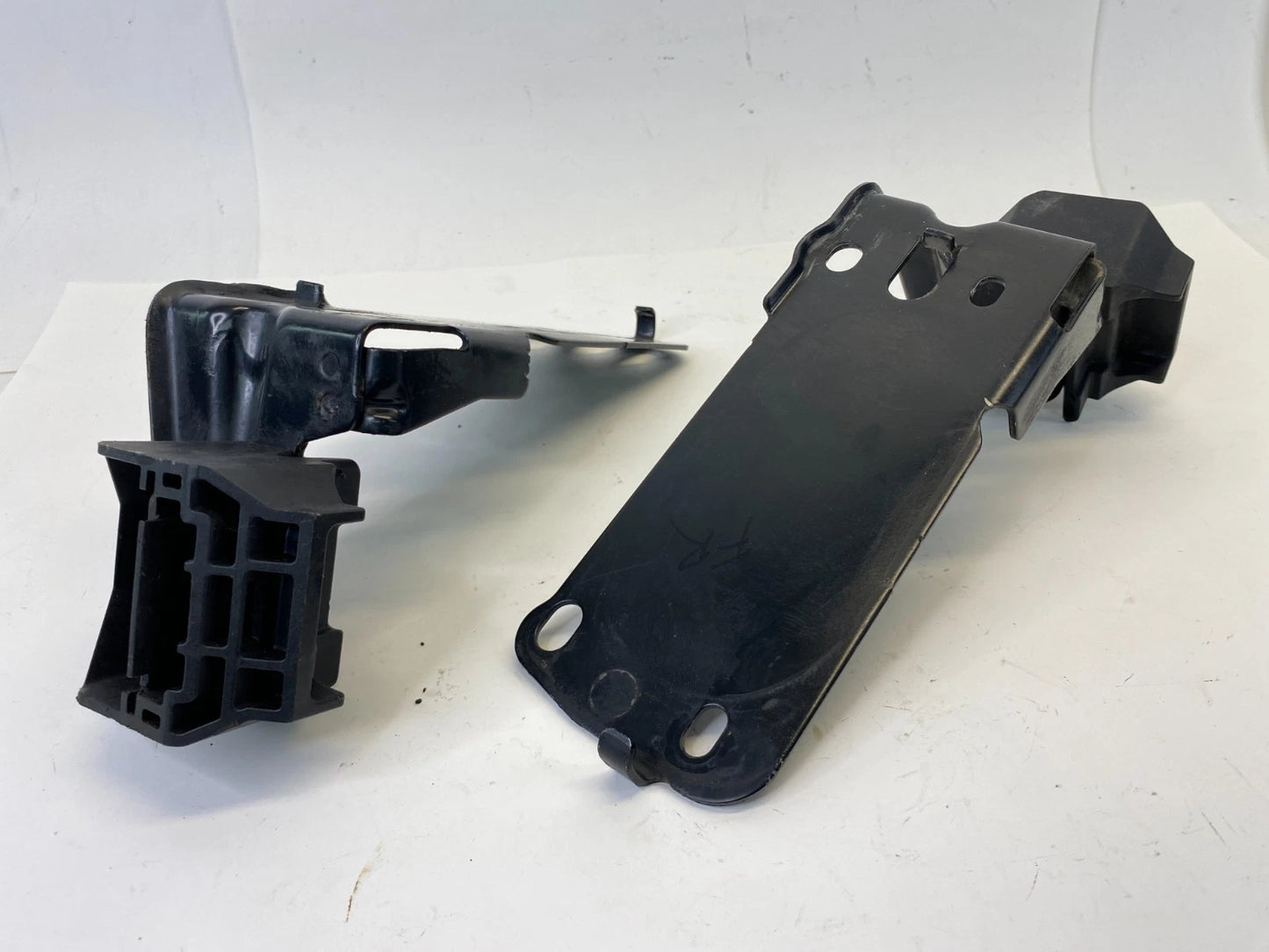 07 08 BMW 328xi 09-11 328I LEFT & RIGHT RADIATOR SUPPORT BRACKET 51647117811 OEM