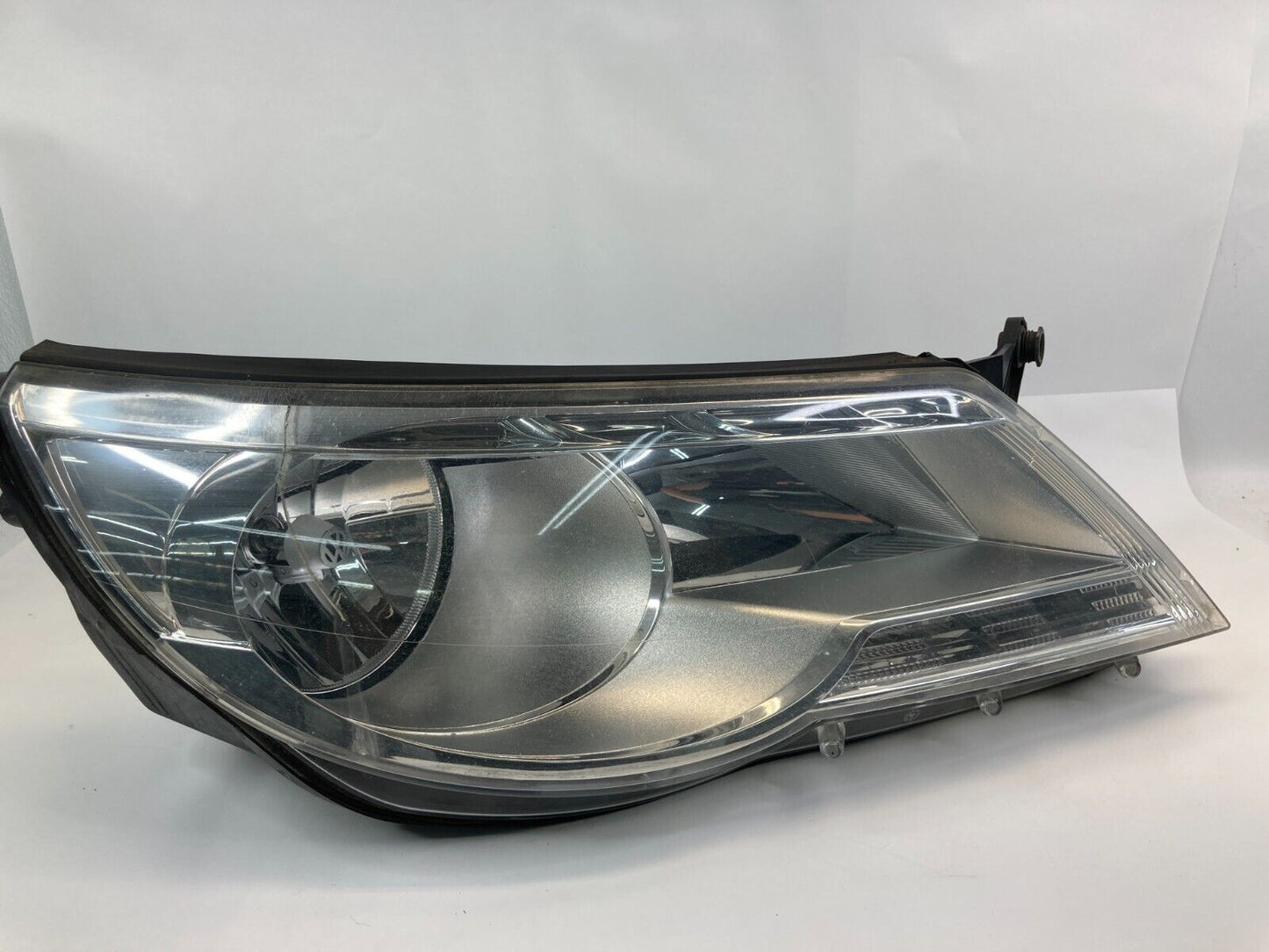 09-11 Volkswagen Tiguan Front Right Headlight Headlamp Halogen 5N1-941-032-AC