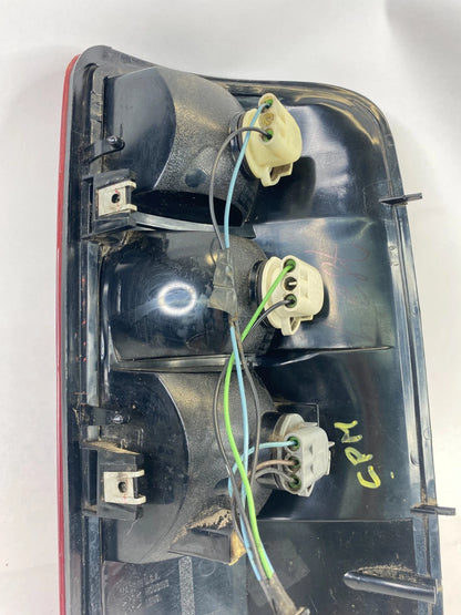 2000-2006 CHEVROLET TAHOE YUKON LEFT DRIVER SIDE TAILLIGHT TAIL LIGHT 16525375