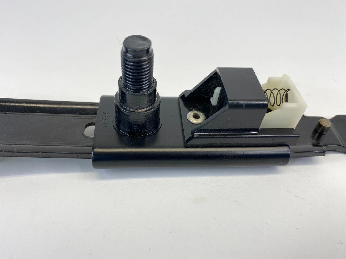 2006-2010 HYUNDAI SONATA SEDAN FRONT SEAT BELT SEATBELT HEIGHT ADJUSTER OEM